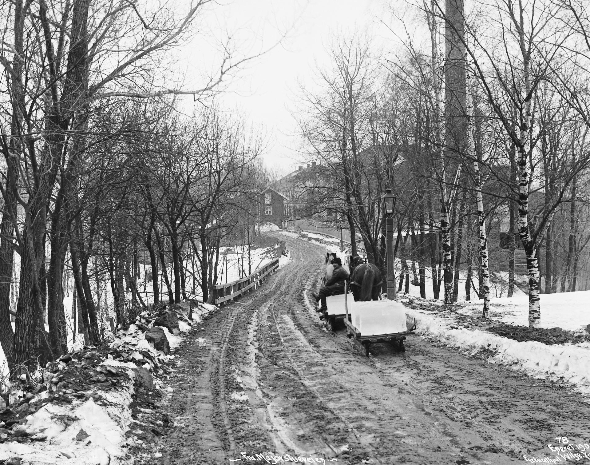 Hest og slede med isblokker fra Smestaddammen på Fridtjof Nansens vei over broen over Frognerelva og videre mot Majorstuen i 1902.