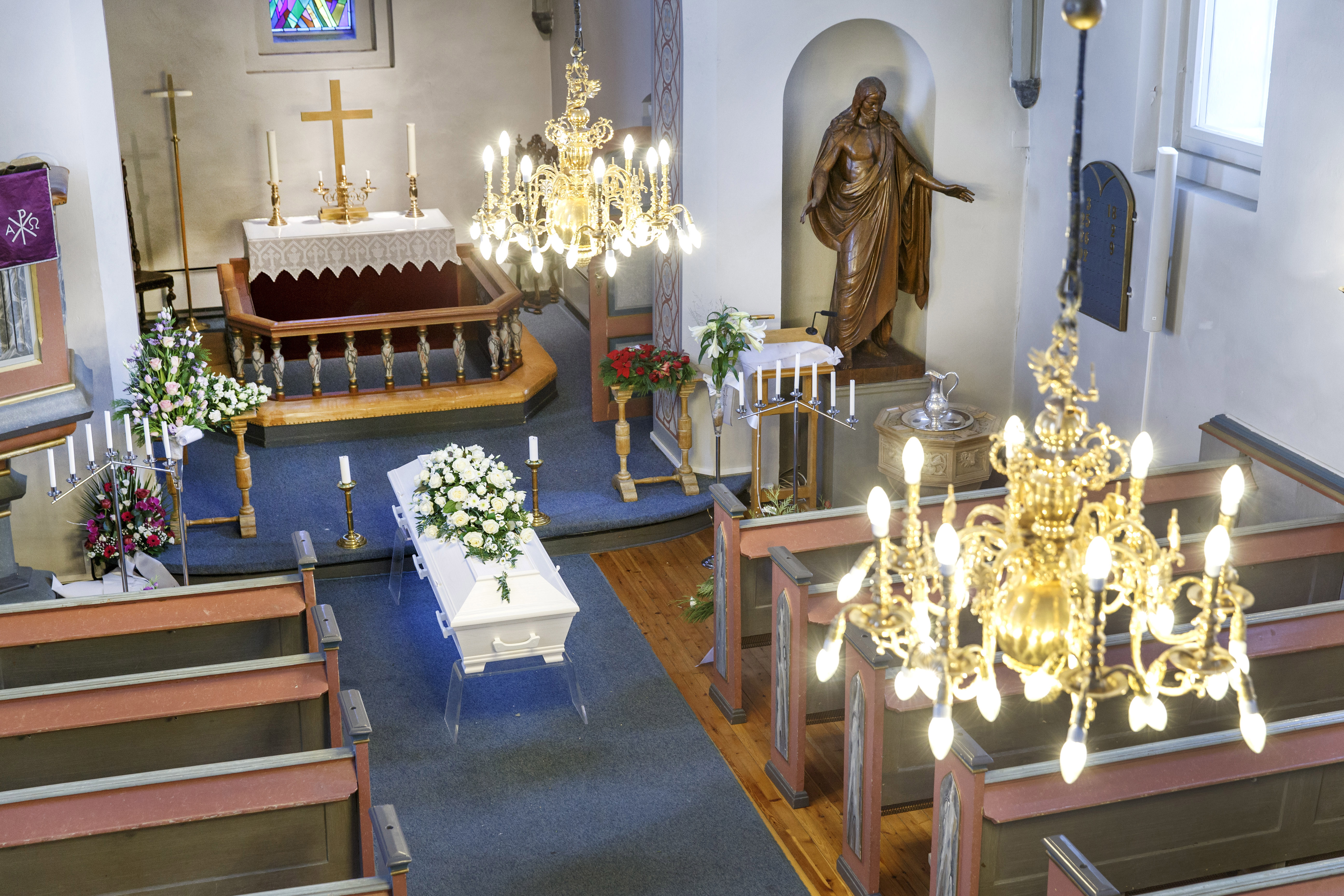 TRONDHEIM  20161206.
Begravelse i den norske kirke. Kiste og blomster i Havstein kirke.
Modellklarert til redaksjonell bruk.
Foto: Gorm Kallestad / NTB