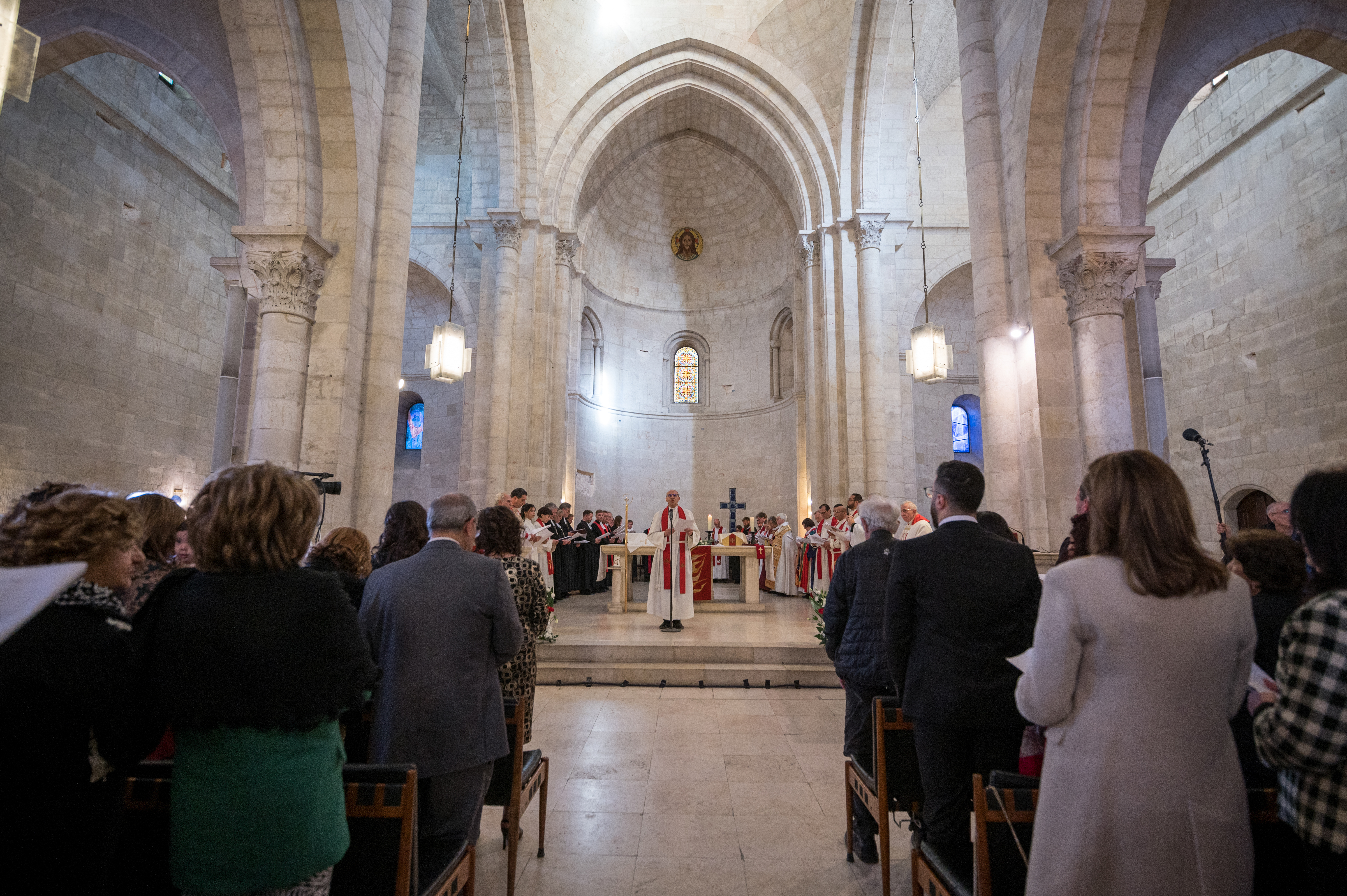 Det är hög stämning när Sally Azar som första palestinska kvinna vigs till präst i
den stora Frälsarens kyrka (Church of the Redeemer) i Jerusalem.