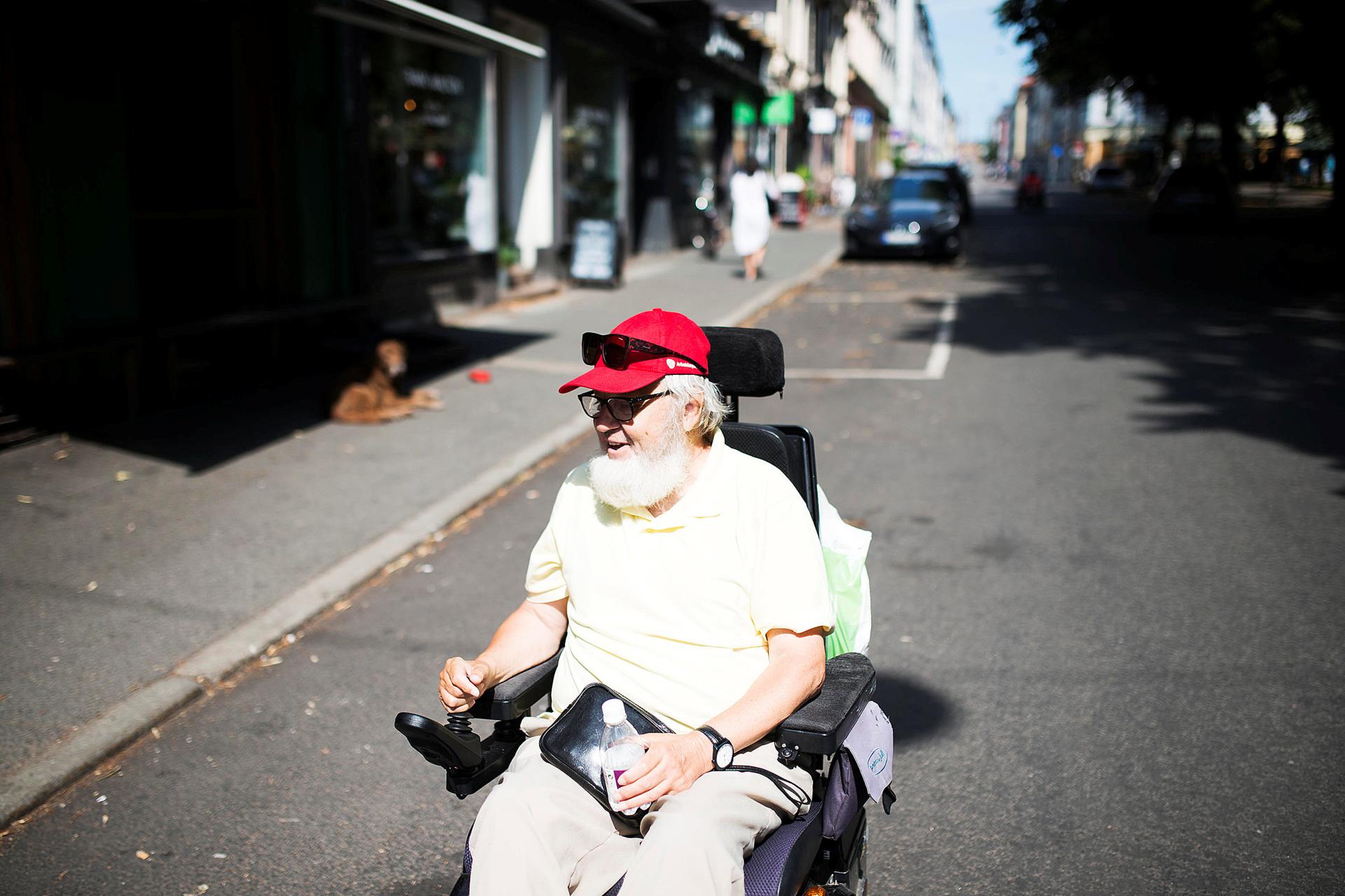 Et kjent fjes: Roger er lokalpolitiker for Arbeiderpartiet, og elsker å være ute blant folk. Det at han sitter i rullestol hindrer ham i å være så sosial som han ønsker.