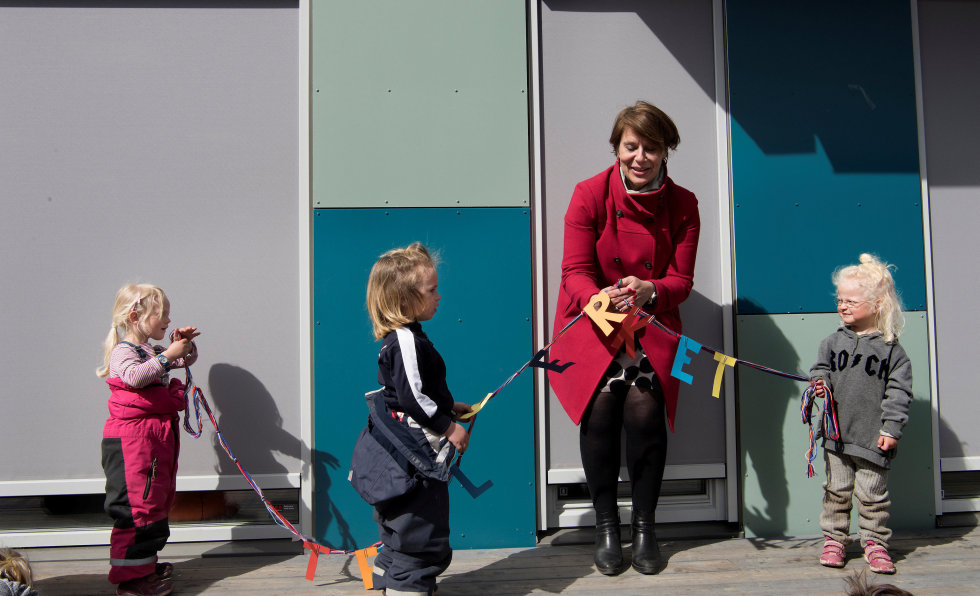 Åpning: Utvidelsen av Teglverket barnehage i Bydel Grünerløkka feires. Byråd Tone Tellevik Dahl åpner. Fra venstre: Anna, Abbe og Alba. Alle 3 år.