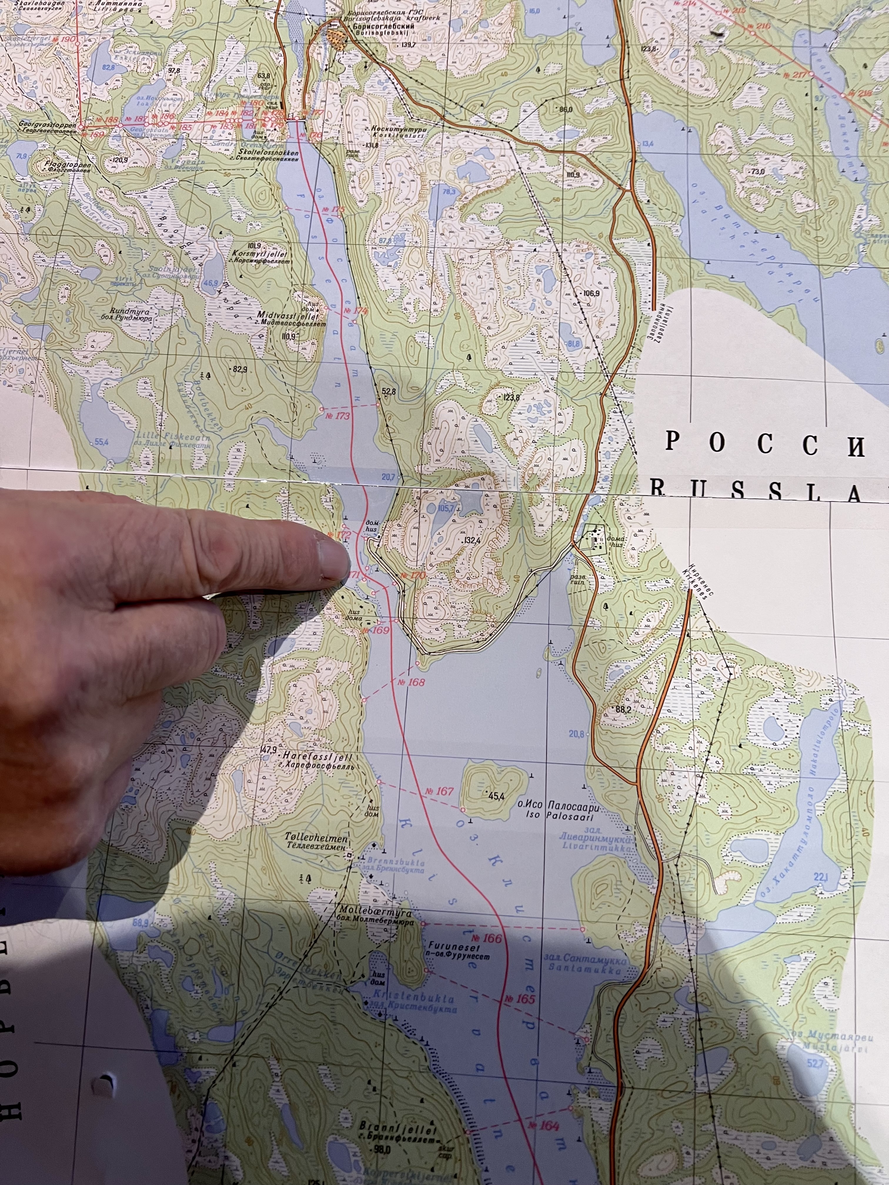 Den røde linja midt i elva viser grensa til Russland. Der Arne Wikan holder fingeren er Harefossen der han ble stoppet av grensevaktene.