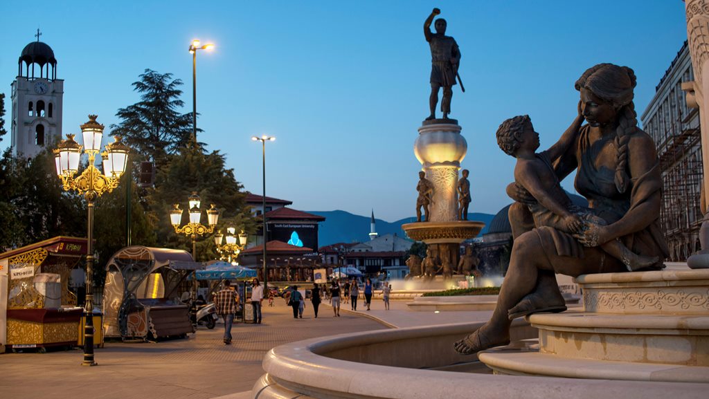 I Skopje møtes øst og vest, gammelt og nytt. FOTO: JONAS GRATZER