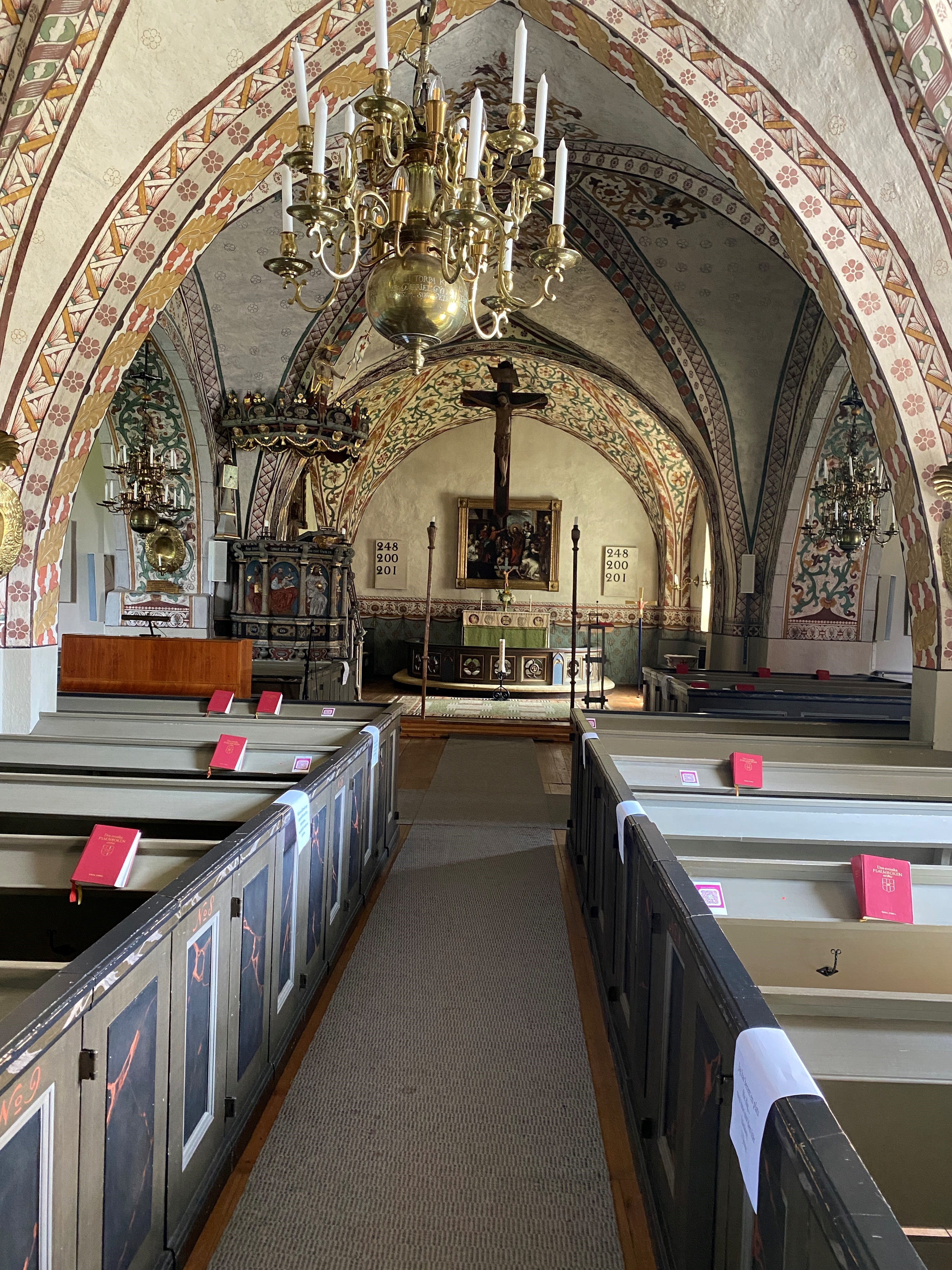 Bild från mittgång och på interiören i Torpa kyrka, Östergötland.