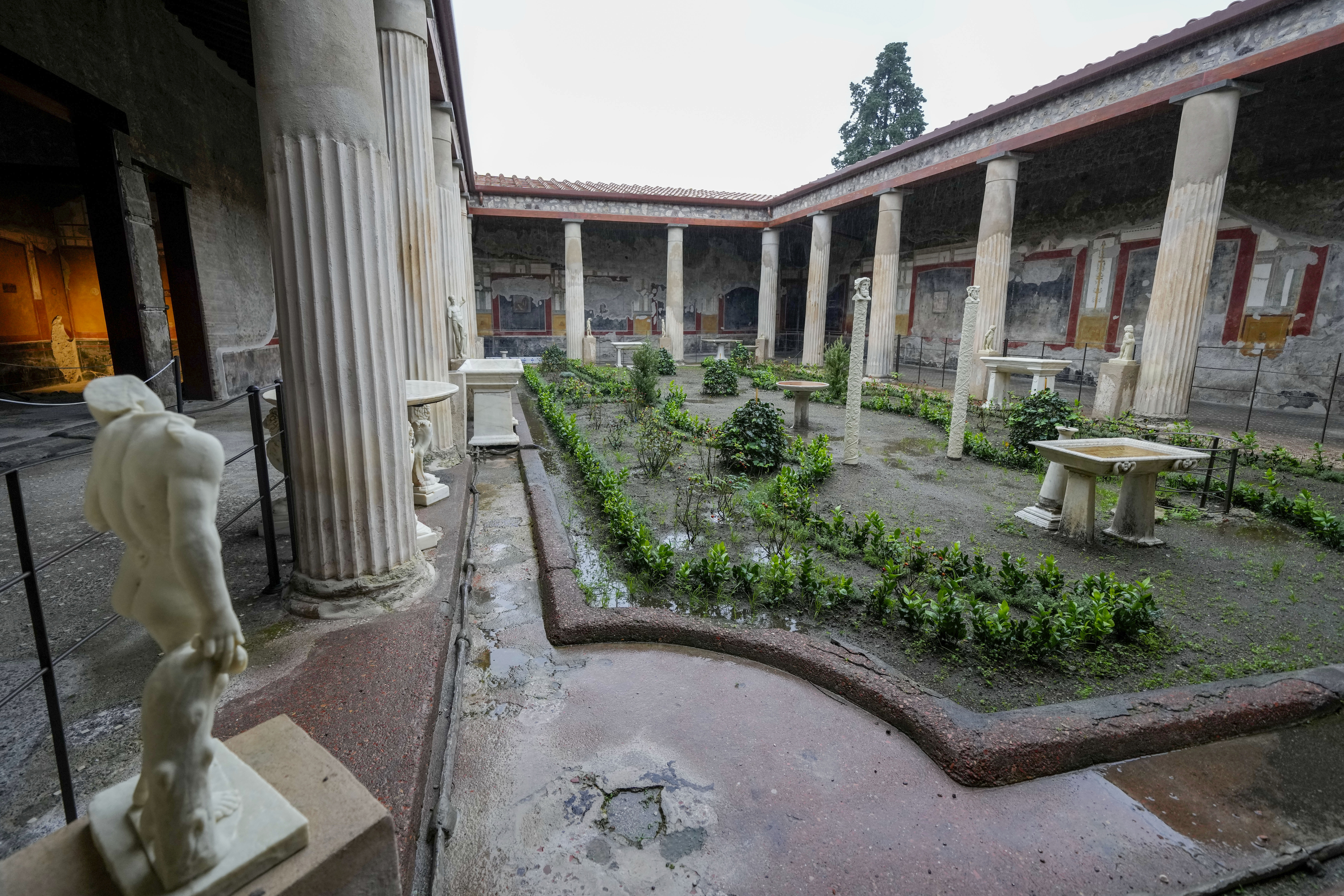 Søyler rammer inn «peristylium», eller gårdsplassen, i midten av den gamle romerske Domus Vettiorum, eller Vettii-huset, i Pompeii arkeologiske park sør i Italia. Foto: Andrew Medichini / AP / NTB