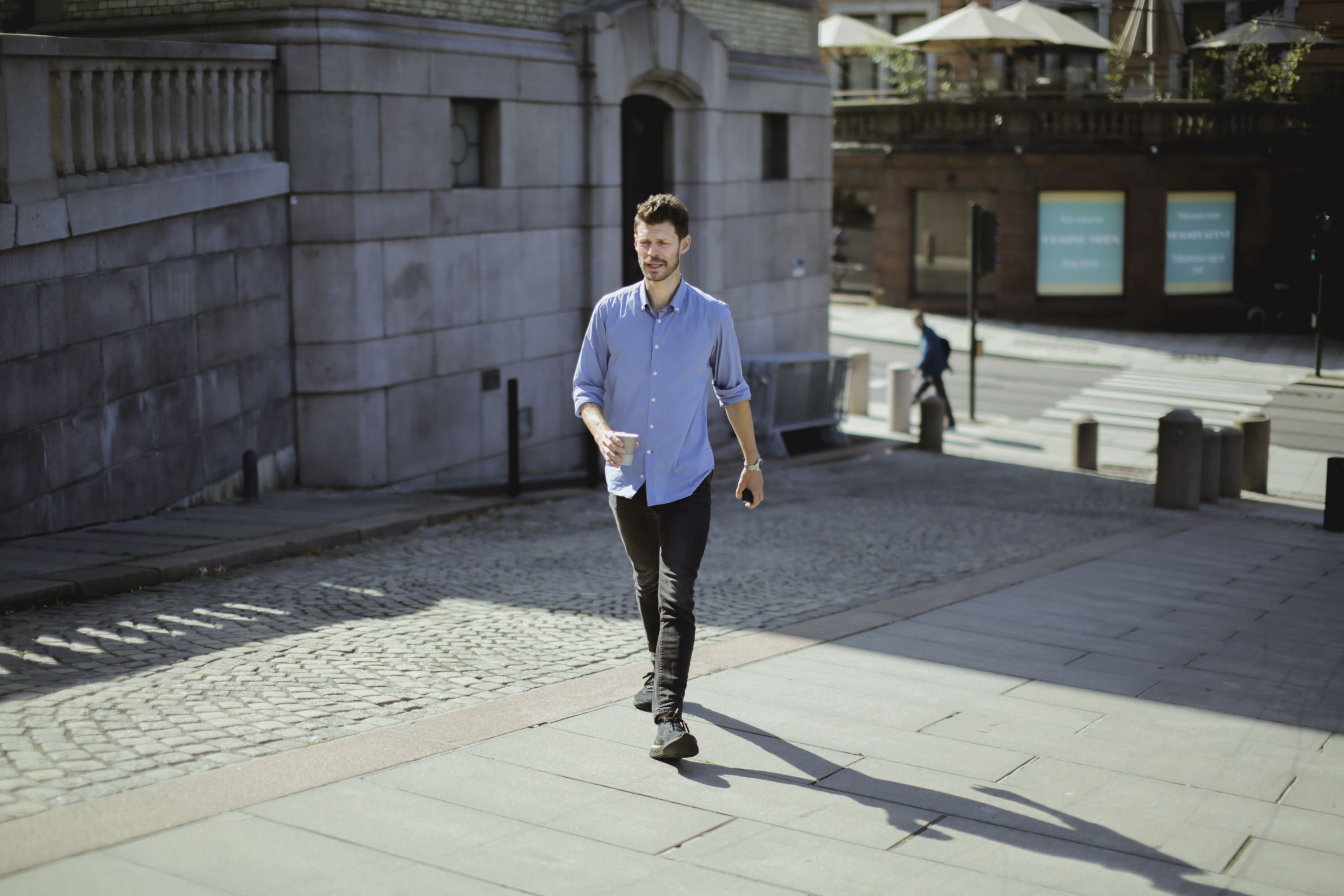 Bjørnar Moxnes fotografert utenfor Stortinget 04.08.21 ifb. med sommerintervju av partilederne