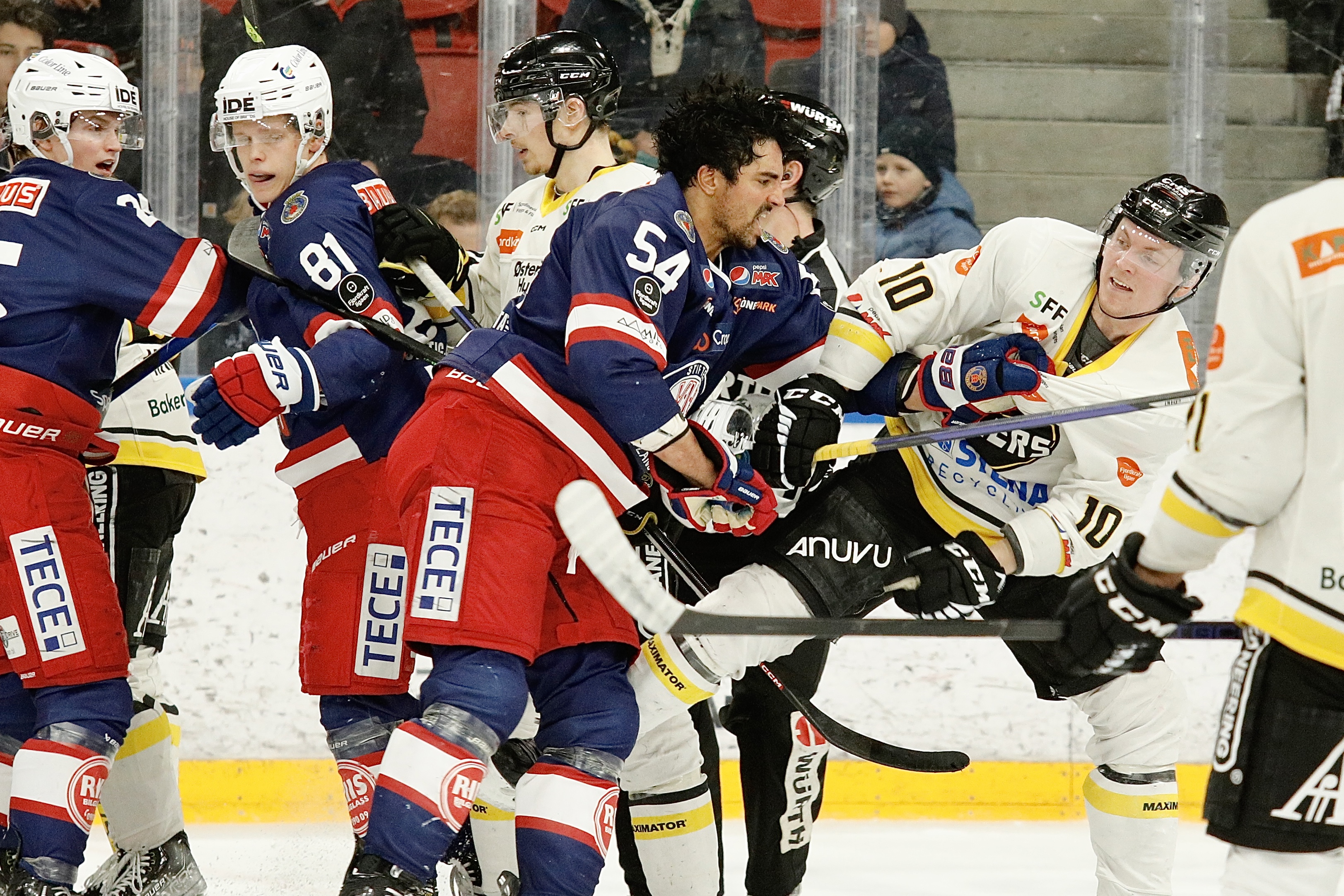 Andreas Martinsen havnet i tottene på Ludvig Hoff mot slutten av første periode. Like etter ble det mål til Oilers, men Martinsen revansjerte seg med sitt første VIF-mål i midtperioden.