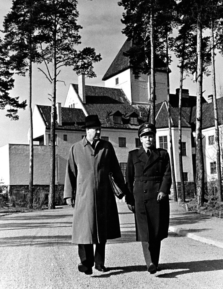 Vidkun Quisling spaserer utenfor Villa Grande samm en med sin kansellisjef Ørnulf Lundesgaard.