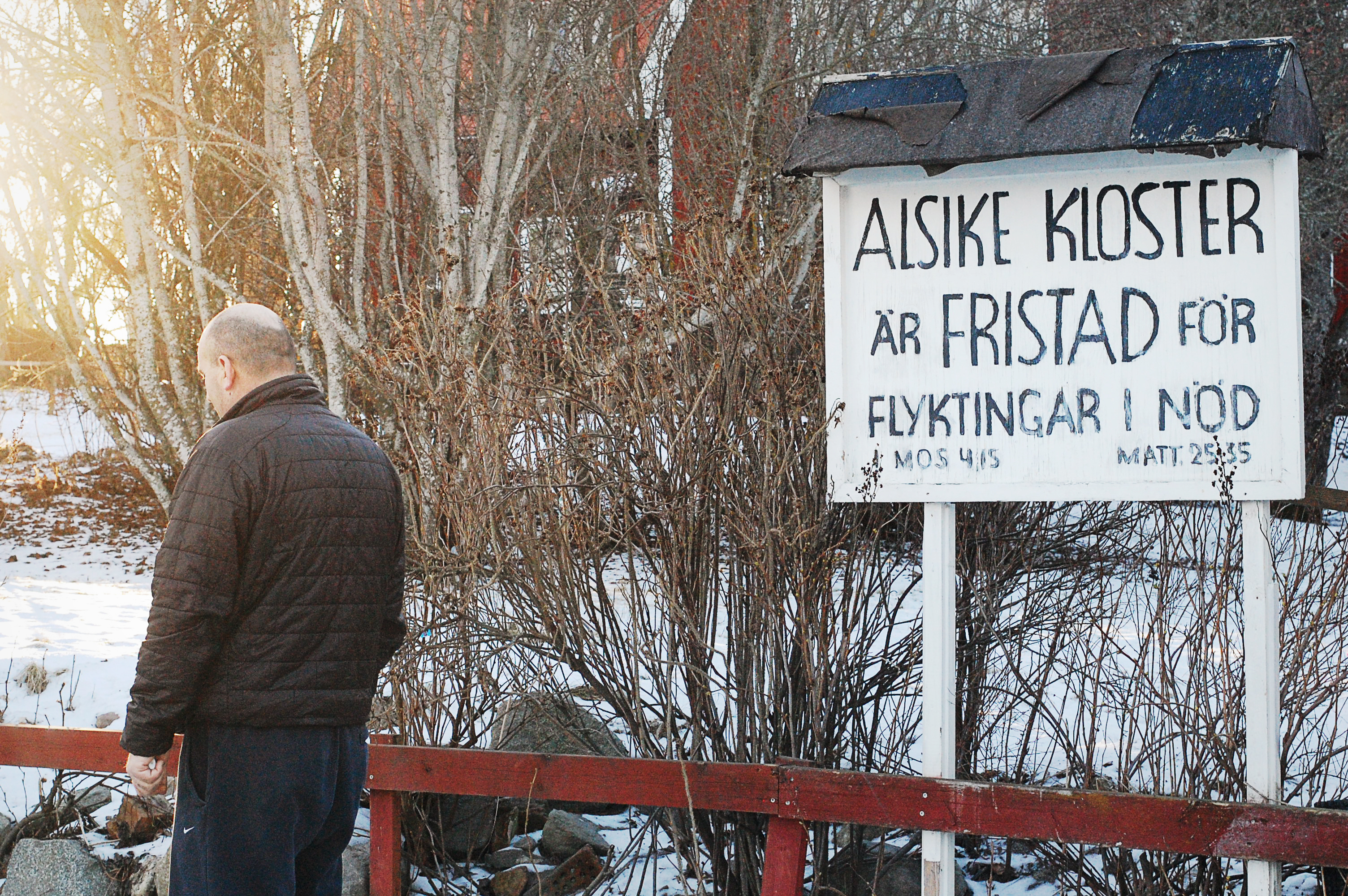 Flyktingar från Alsike kloster togs av polis