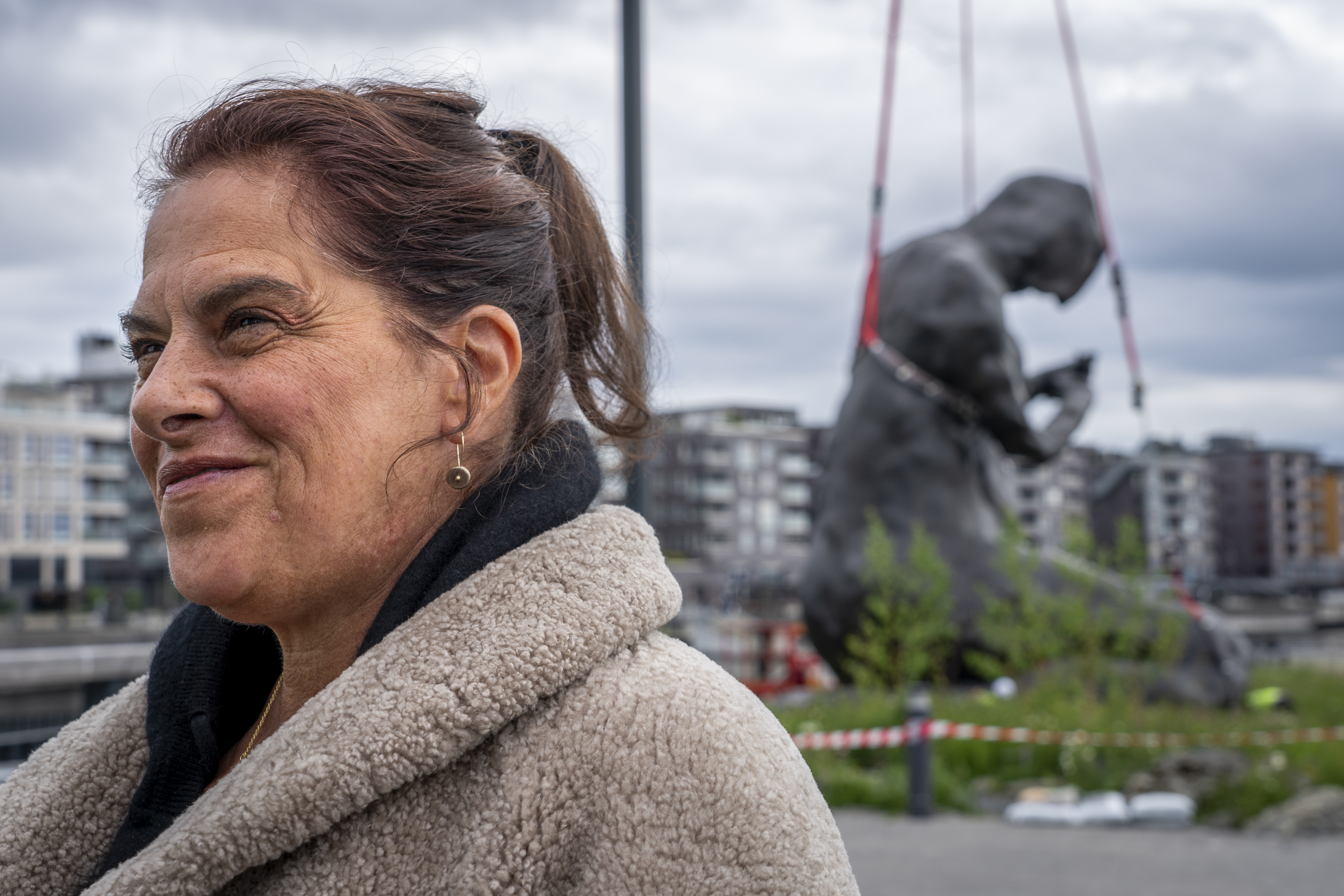 Tracey Emin, i forgrunnen, har laget skulpturen i bakgrunnen. Hva heter den?