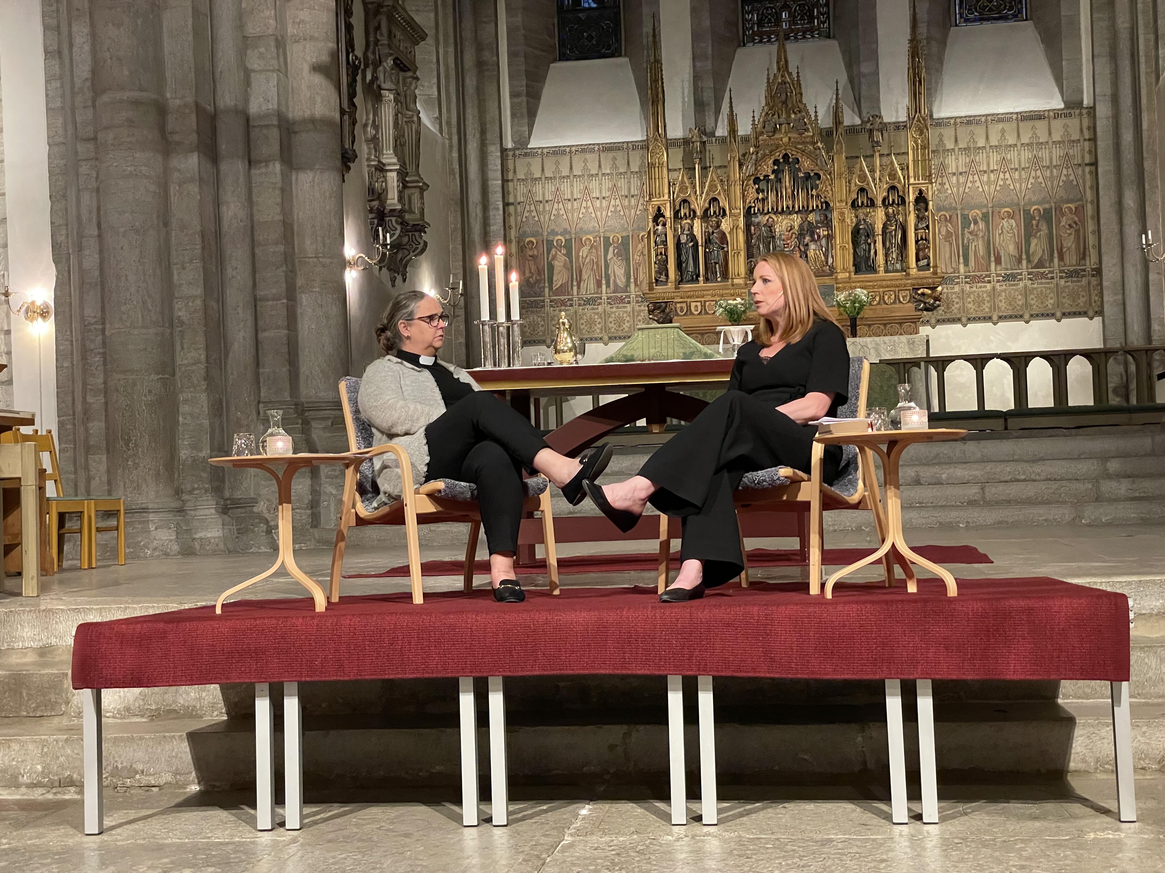 Annie Lööf (C) deltar på Nikodemussamtalet i Visby domkyrka, samma dag som Ing-Marie Wieselgren mördades. Mördaren hade spanat in detta evenemang för att attackera Annie Lööf.