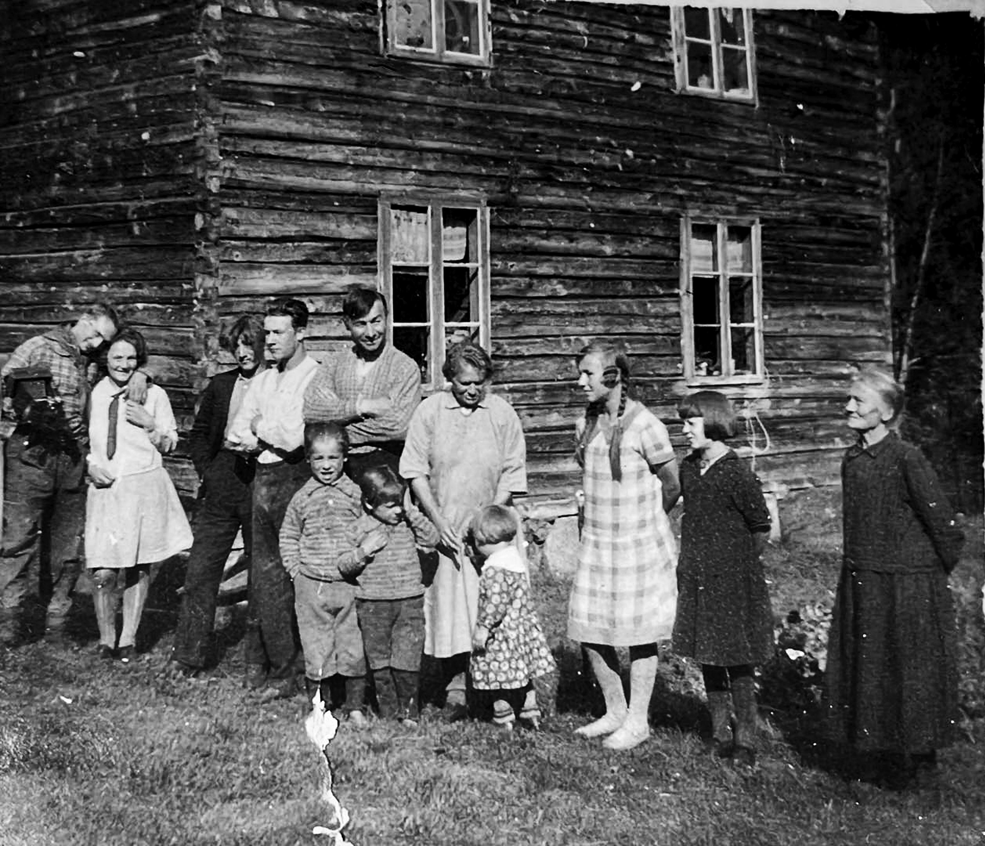 Familien Unosen i Hongdal cirka 1930. Eugenia, Ulrik, Robert, Alfred, Lovise, Elida, Anna og Ebba (mor til Lovise). Foran står David, Fredrik og lille Ada. Lengst til venstre en slektning.