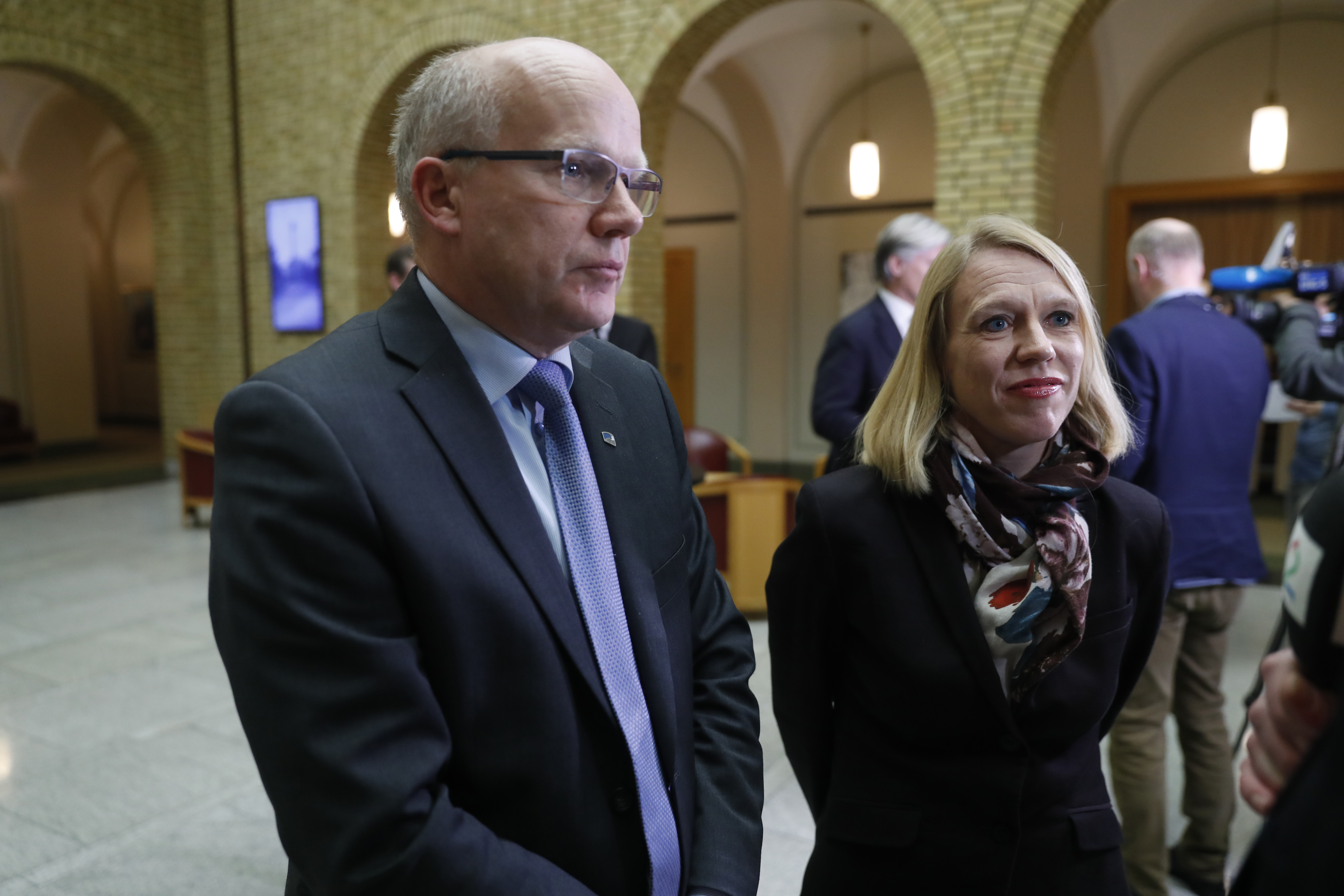 OSLO  20171128.
Anniken Huitfeldt Ap) og Hårek Elvenes (H) etter en pressekonferanse om at Arbeiderpartiet, Høyre, Frp, V og KrF er enige om Landmaktsproposisjonen.
Foto: Cornelius Poppe / NTB