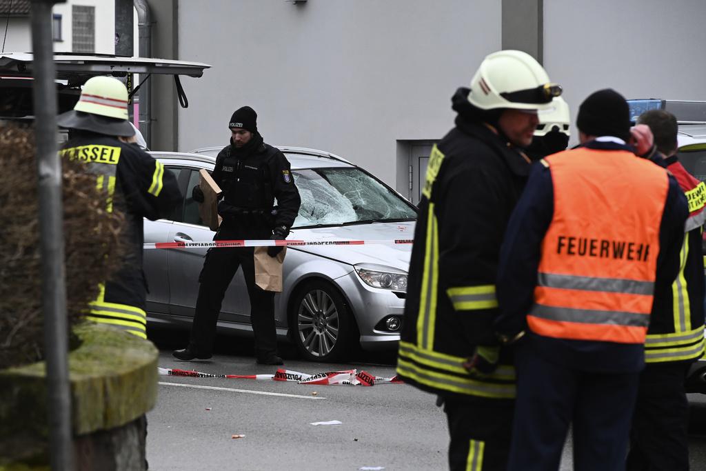 Polis och räddningsarbetare på plats i tyska Volkmarsen efter att en bil kört in i en folkmassa under ett karnevalståg.