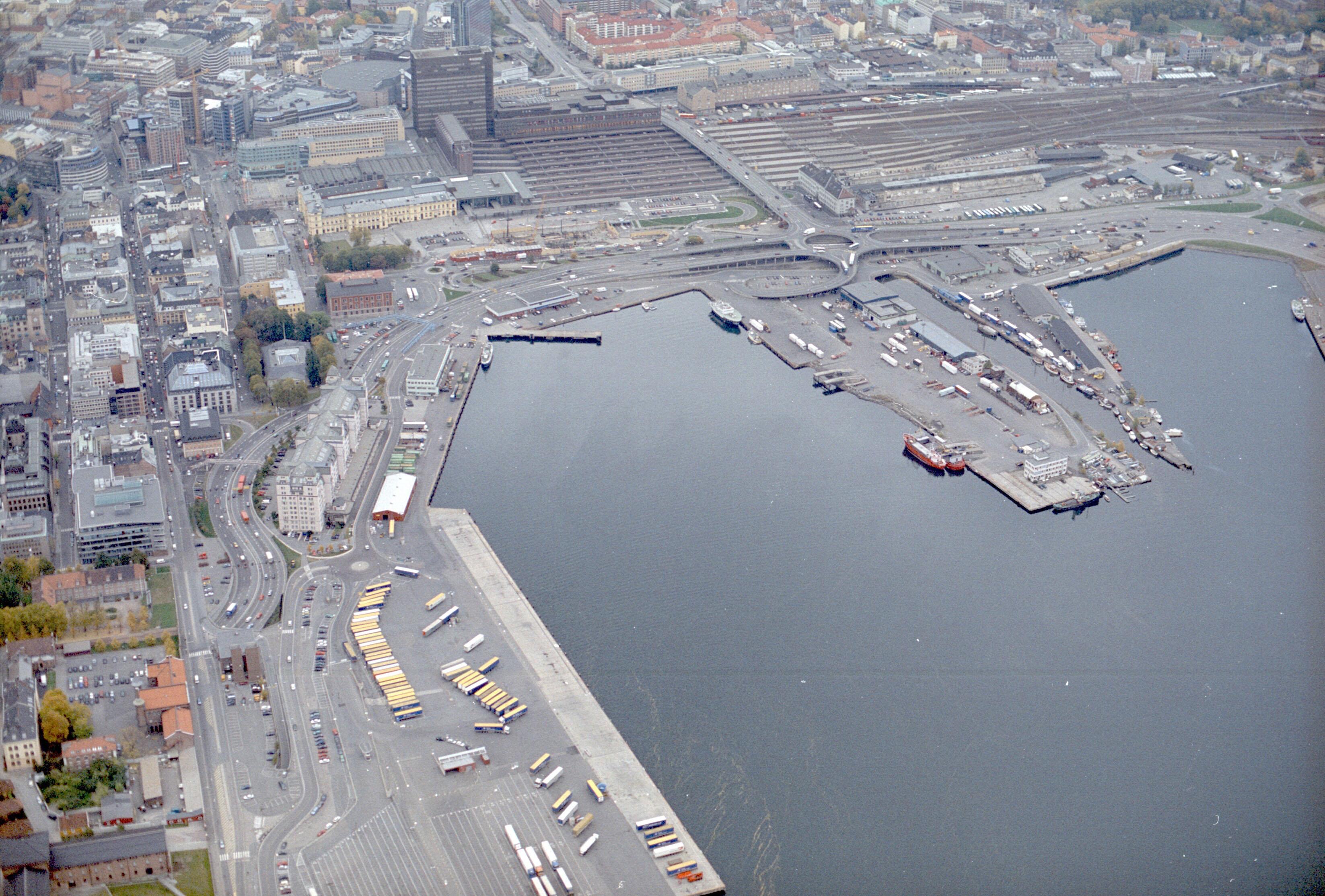 Oslo, Flyfoto, 14625705, 22.10.99, BISPEGATA, BISPEGATA, BISPEGATA, BISPEKAIA, DISTRIKT 4, BISPELOKKET, BJØRVIKA, BJØRVIKA, BJØRVIKA, BJØRVIKAUTSTIKKEREN, DISTRIKT, BYDEL 6, GAMLE OSLO, BYDEL SENTRUM, SENTRUM, FRED OLSENS GATE, HAVNELAGERET, KRANKAIA, DISTRIKT 4, KVADRATUREN          LANGKAIA, LANGKAIA, DISTRIKT 3, PALEKAIA, PALEKAIA, DISTRIKT 3, PALÈKAIA, PAULSENKAIA, DISTRIKT 4, REVIERKAIA, DISTRIKT 3, RÅDHUSGATA, RÅDHUSGATA, SKIPPERGATA, SKIPPERGATA, SKIPPERGATA, SKIPPERGATA, VESTRE AKERSELVKAI, DISTRIKT 4, ØSTRE AKERSELVKAI  