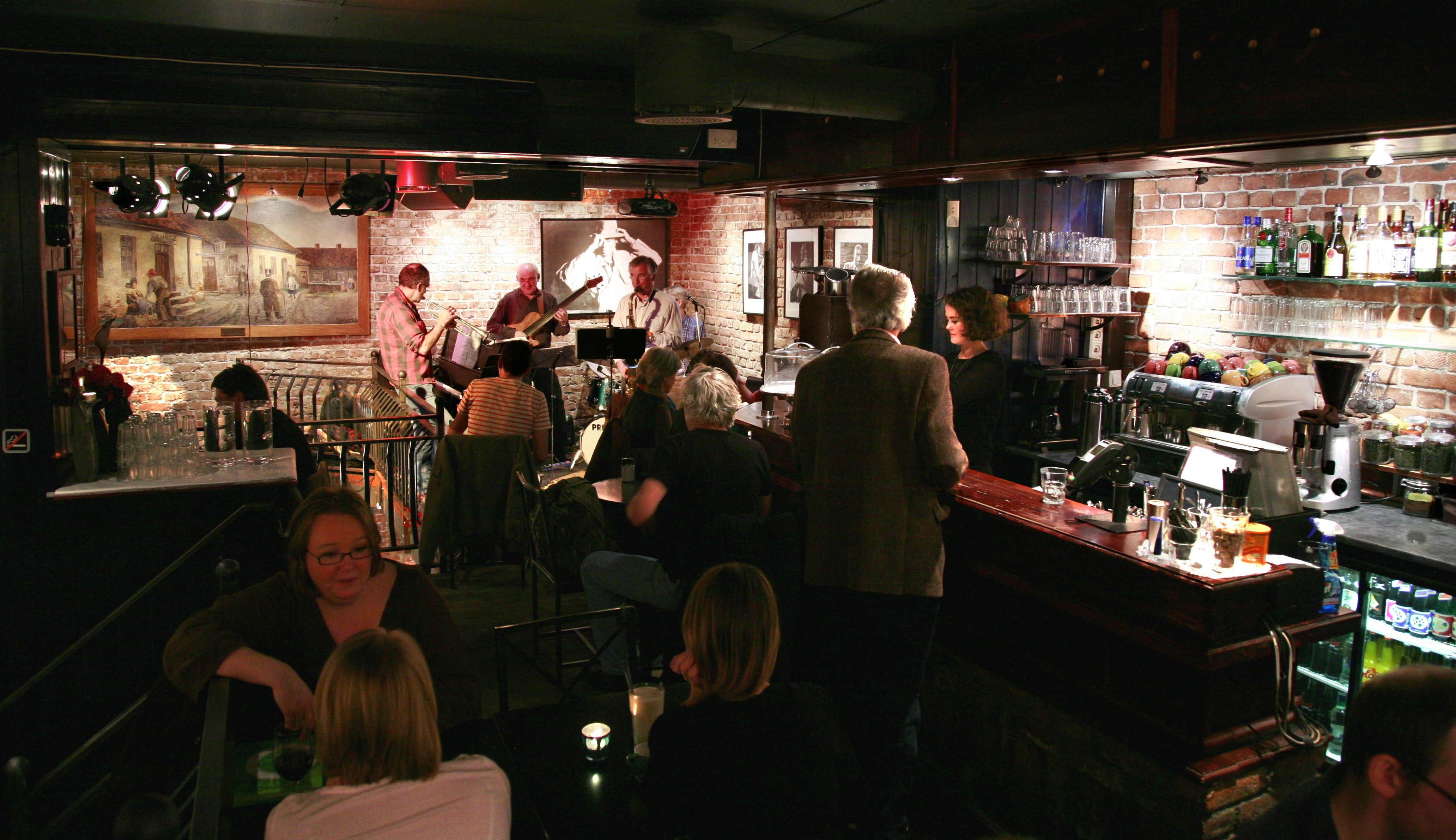 Kaféen og baren i andre etasje fylt med gjester og livemusikk.