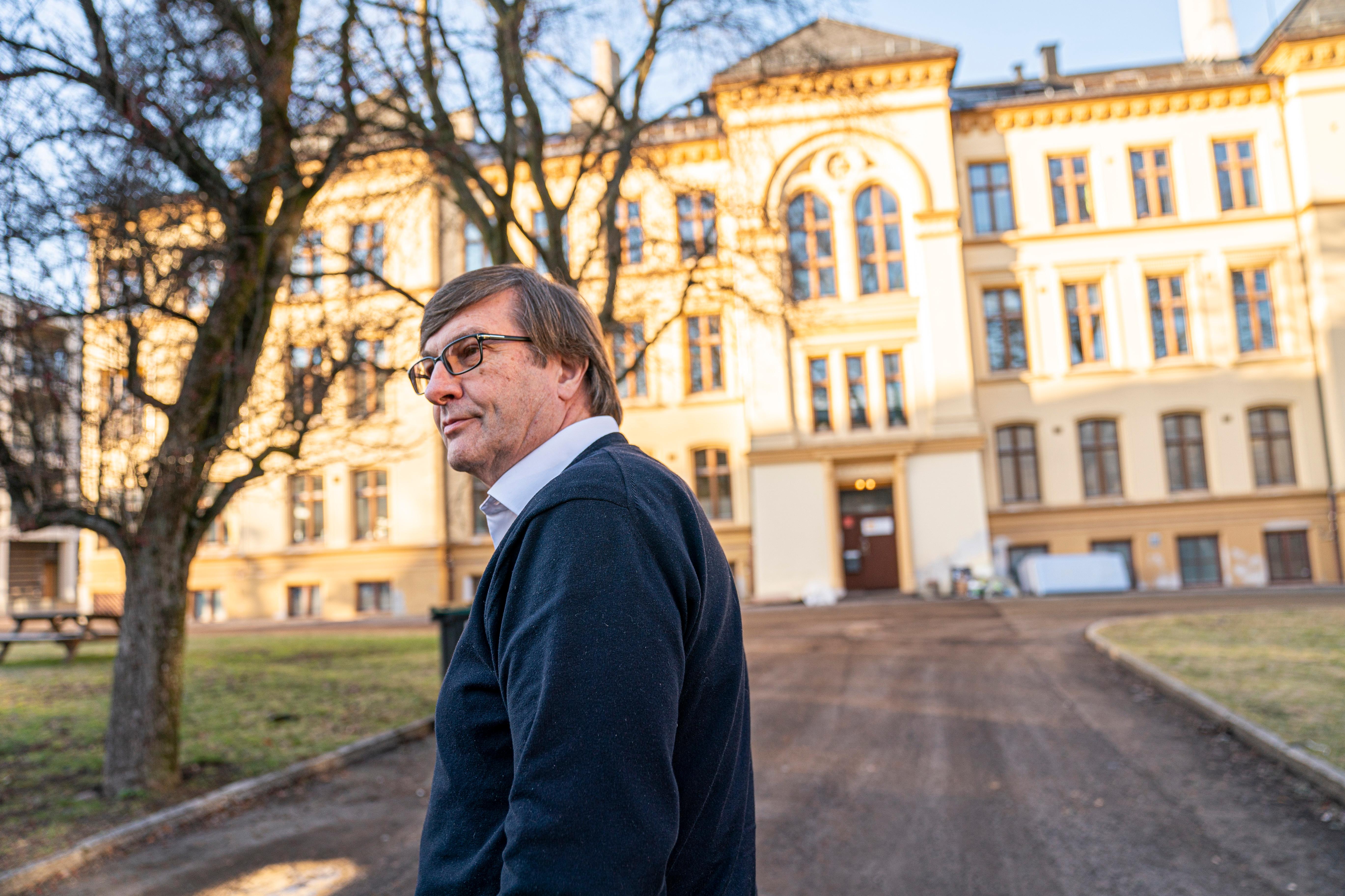 Styrelederen fikk kritikk for å ta ut høyt honorar i et år med nedbemanning. Nå overtar Robert Erlandsen som styreleder for stiftelsen P22 og søker samarbeid med Maritastiftelsen.