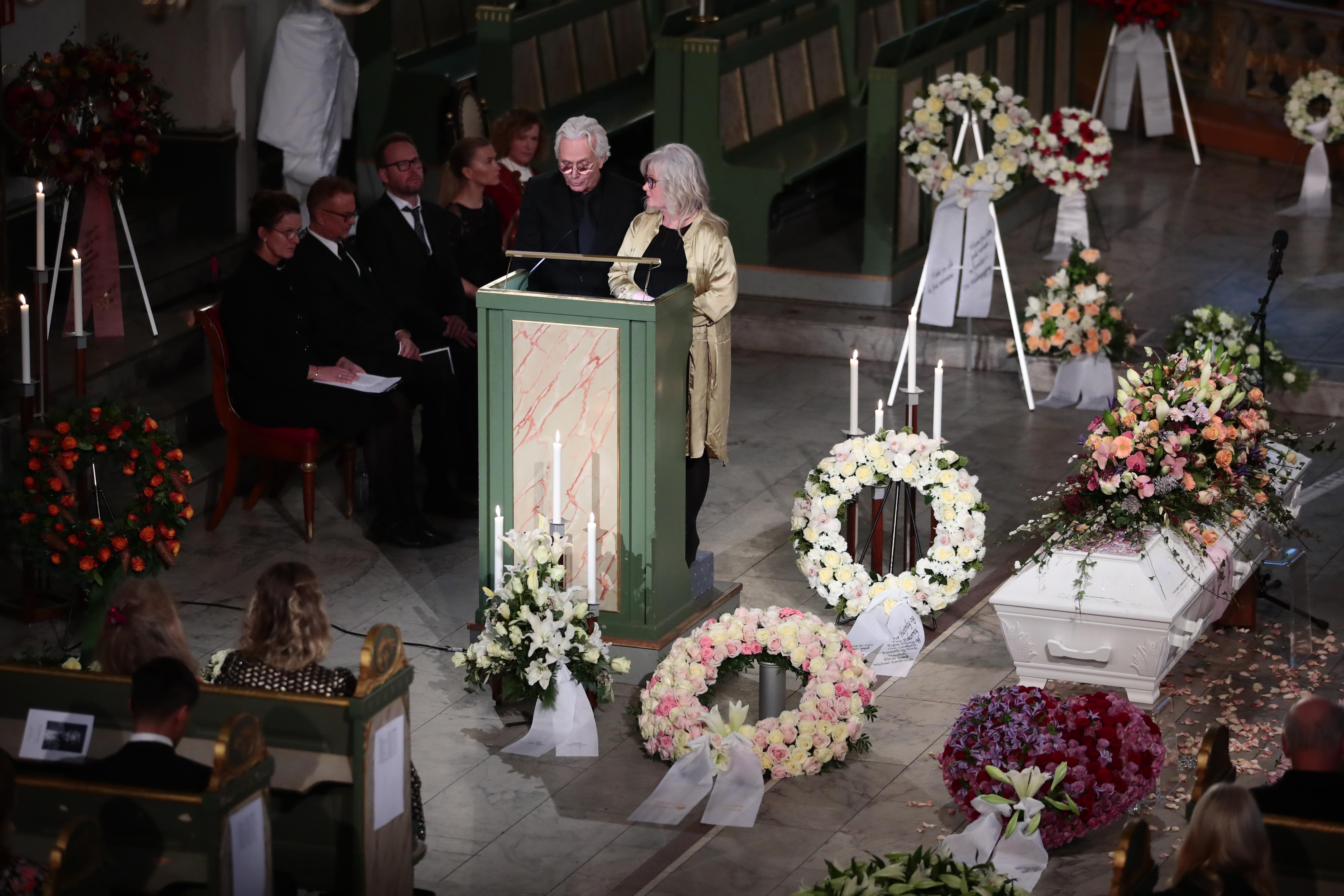 Oslo 20200103. 
Ari Behns mor og far, Marianne Behn og Olav Bjørshol,  under bisettelsen i Oslo domkirke.
Foto: Håkon Mosvold Larsen / NTB scanpix