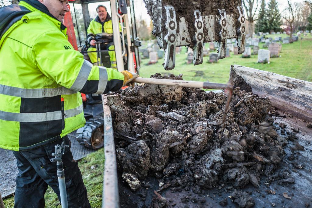 Graver og seksjonsleder Vestre gravlund Søren Jakobsen samarbeider med gravemaskinist Eskil Rognehaug om å åpne en grav på Vestre gravlund i Oslo.