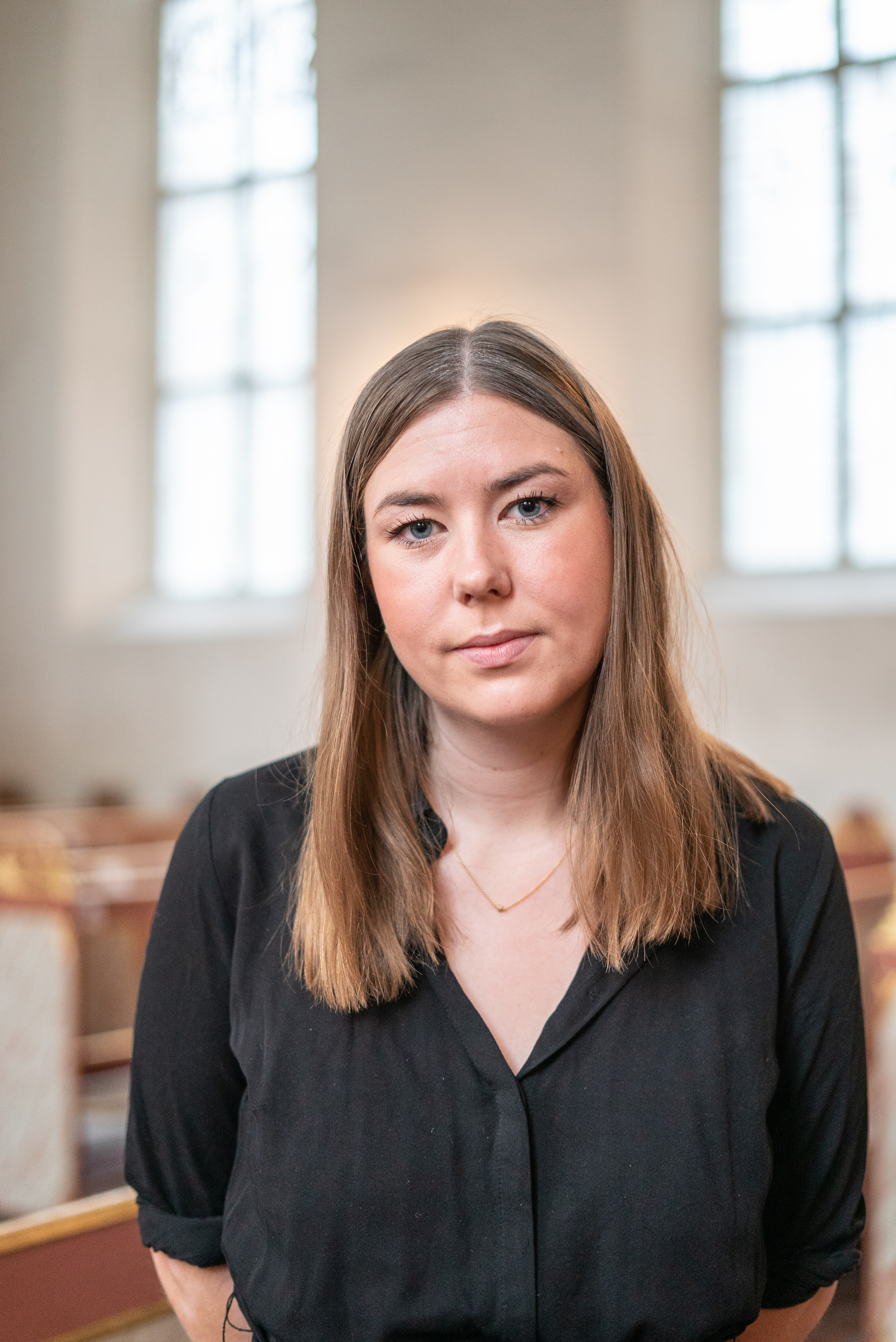 Portrett (Min Tro) av Astrid Hoem, AUF-Leder, tatt ved Domkirke i Oslo og Hoem sitt kontor.