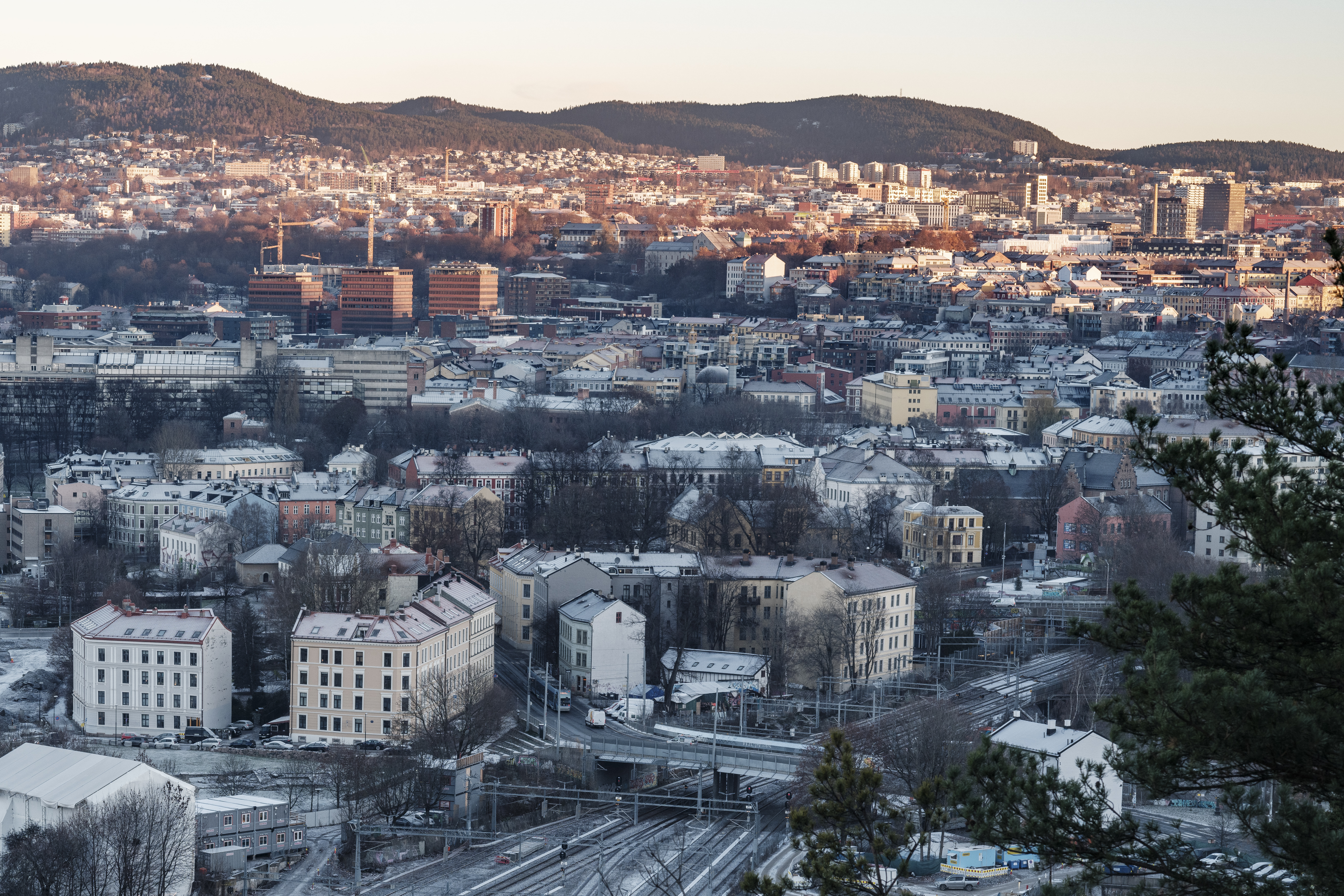 Skatteunndragelser og hvitvasking skulle bekjempes med åpne eierskapsregistre i Europa. Men nå har en eier av et privatfly-selskap i Luxemburg, med bånd til Russland, tvunget EU til å snu om åpenhet. Et enormt tilbakeslag, sier eksperter.

Oslo øst sett fra Ekebergrestauranten.