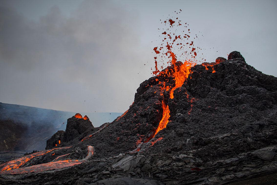 Bildet viser lava som strømmer ut av vulkanen Fagradalsfjall på Island.