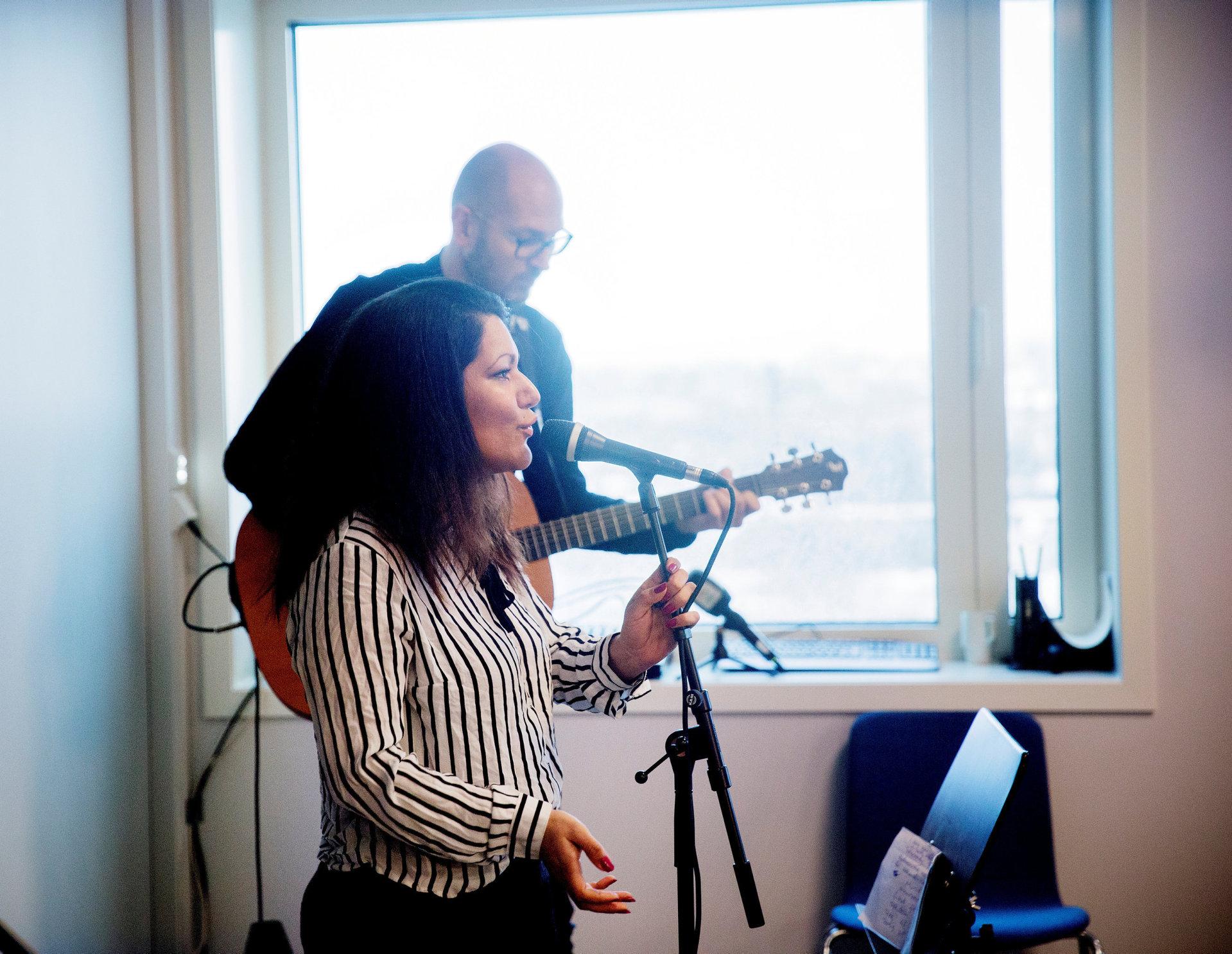 Angelica Kjos opptrer med musikkterapeut Hans Petter Solli på Lovisenberg Diakonale Sykehus under åpningen av det nye bygget for psykisk helsevern i februar 2018. De kaller seg Divaen og Doktoren. FOTO: HILDE UNOSEN