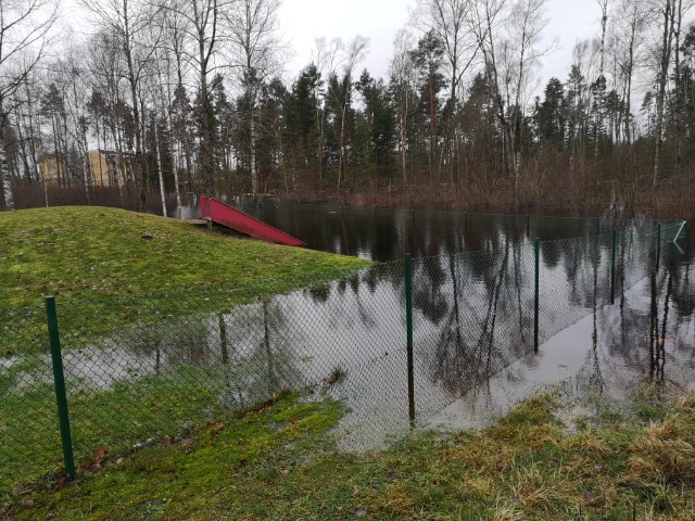 Utanför Missionskyrkan i Hillerstorp står vattnet högt.