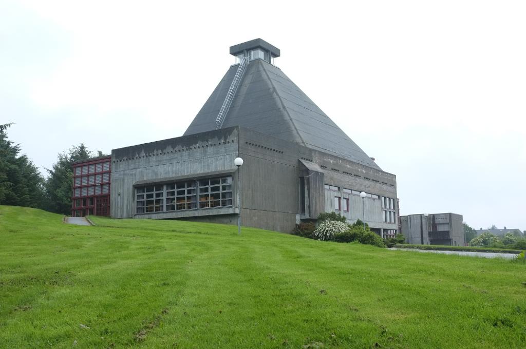 Rossabø kirke i Haugesund. Arkitektene Per Amund Riseng og Jan Stensrud. Dette var deres første konkurranse og første realiserte bygg.