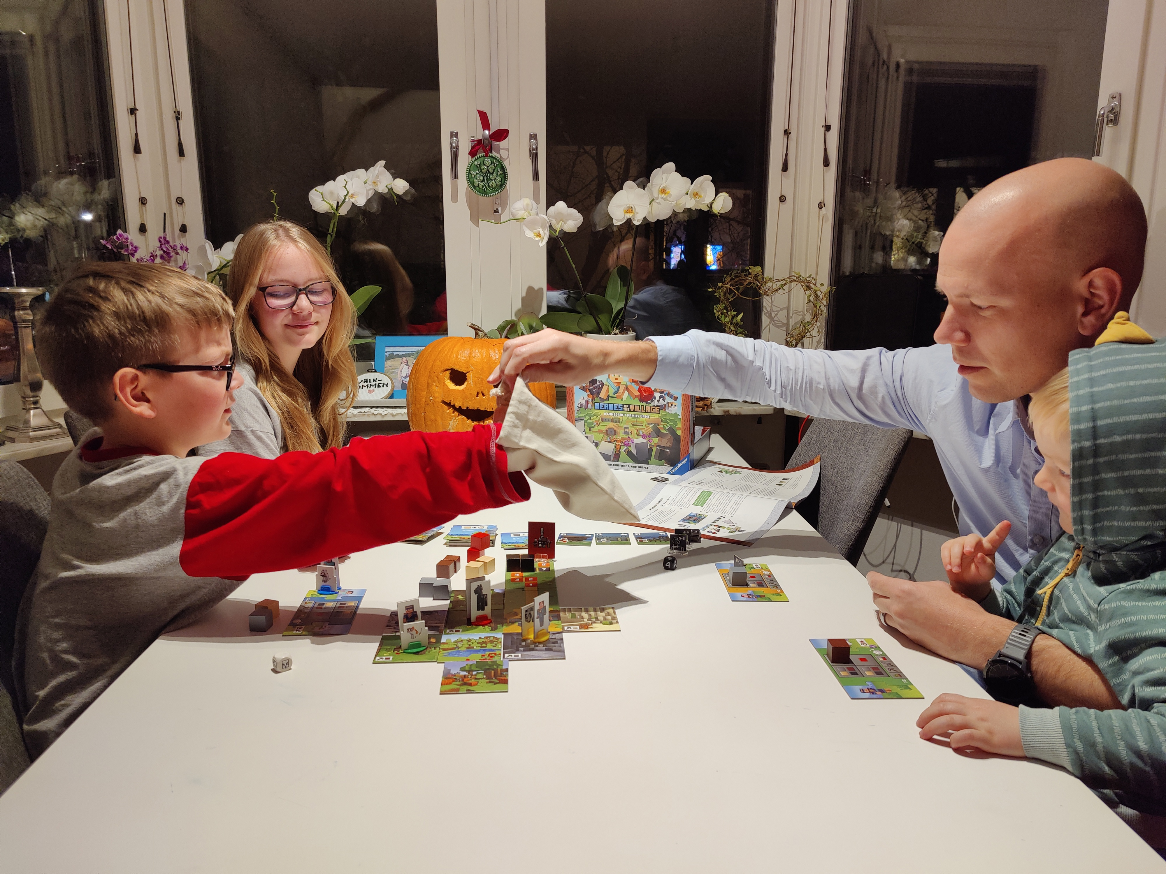 Familj spelar Minecraft: Heroes of the Village.