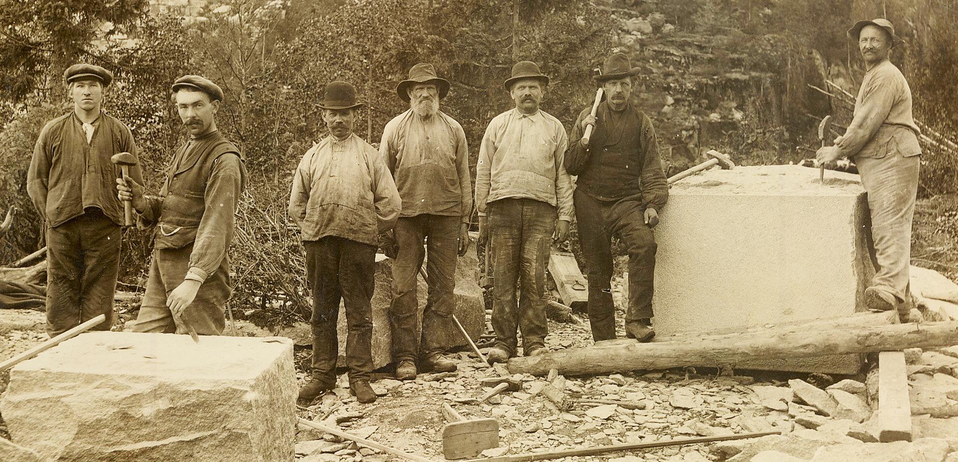 Martin August Bondkals steinbrudd cirka 1910. I forgrunnen midt i bildet ligger en énbeint «gubbekrakk», som han som skulle holde boret, satt på.