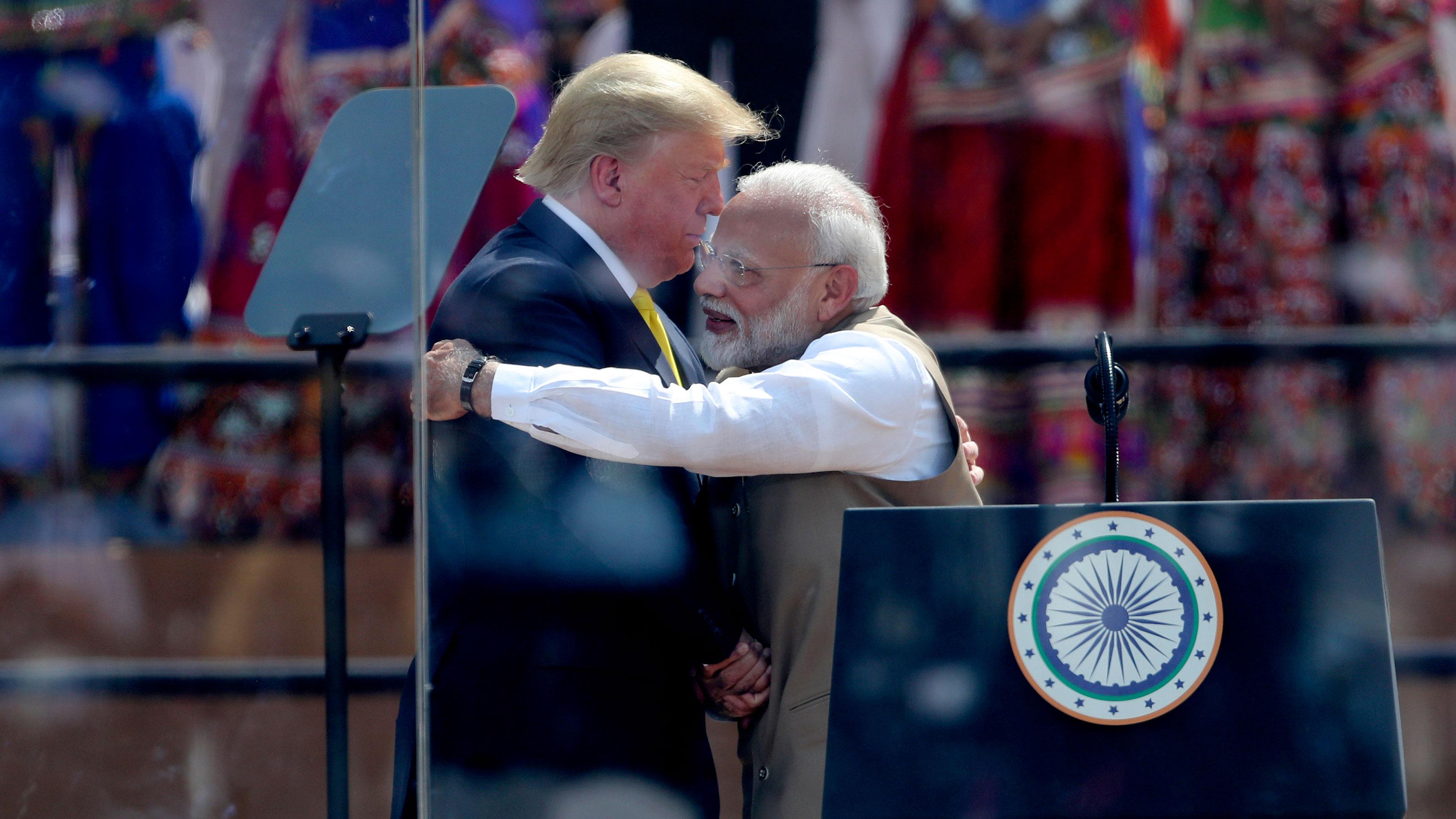 Bildet viser Indias statsminister Narendra Modi som gir Donald Trump en klem.
