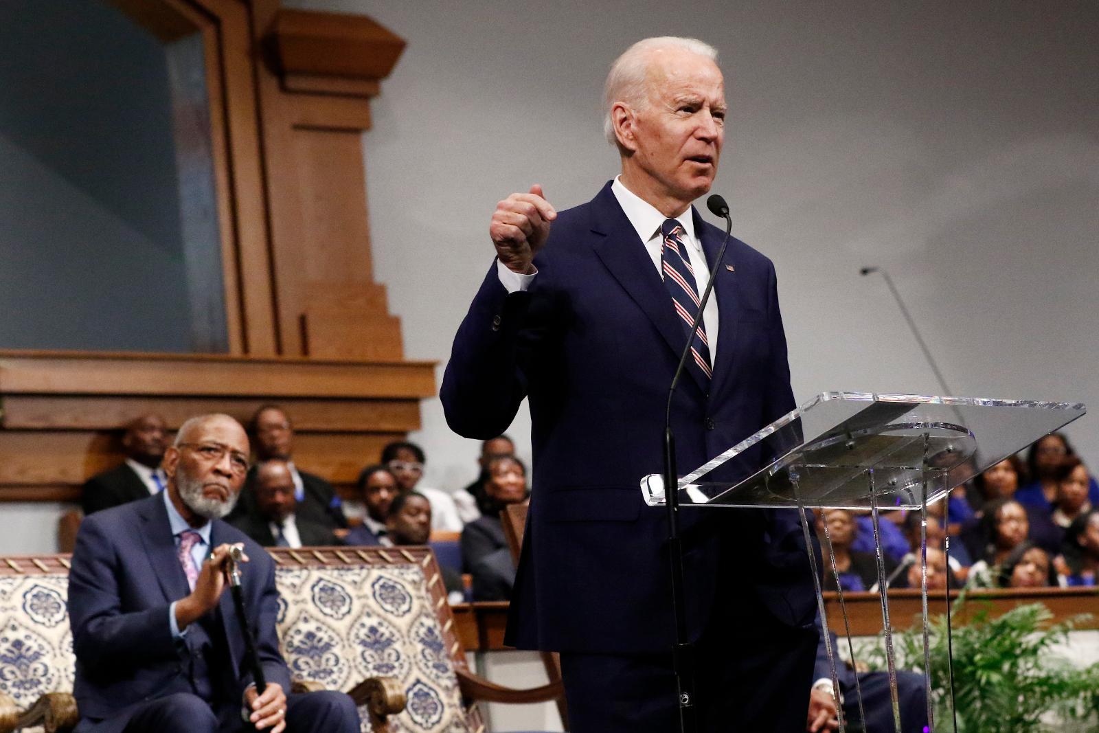 Joe Biden talar i en baptistkyrka under sin primärvalskampanj.
