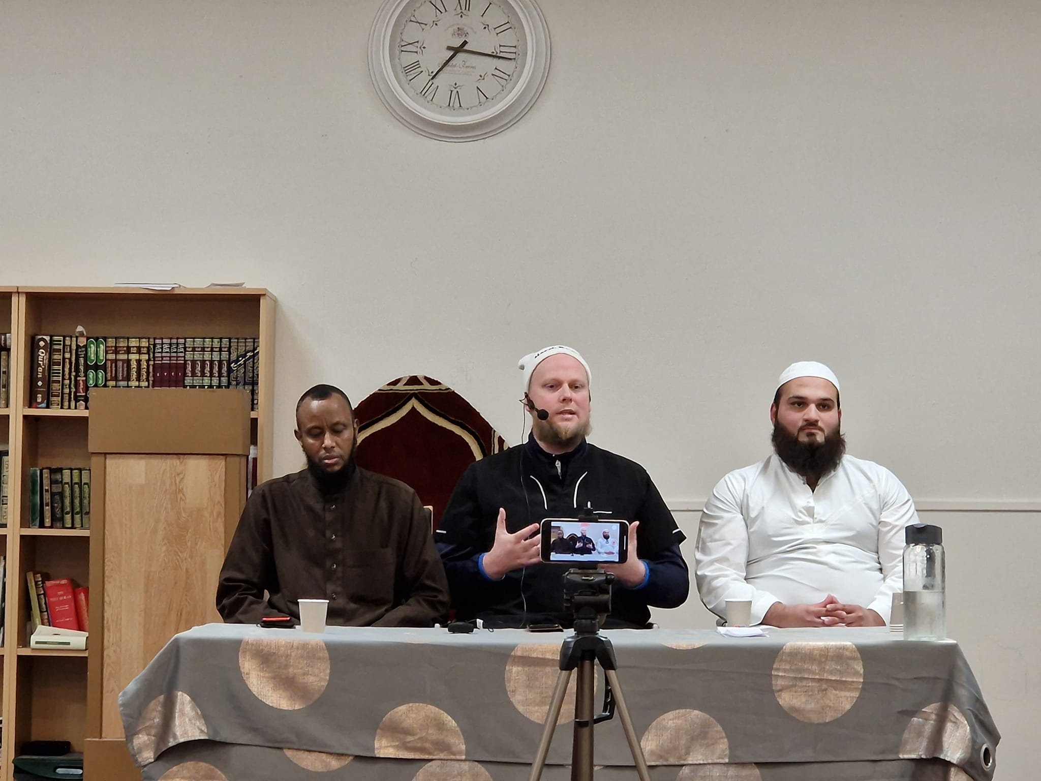 FOREDRAG: Frontfigur Yousuf Dawah holder foredrag i en moské.