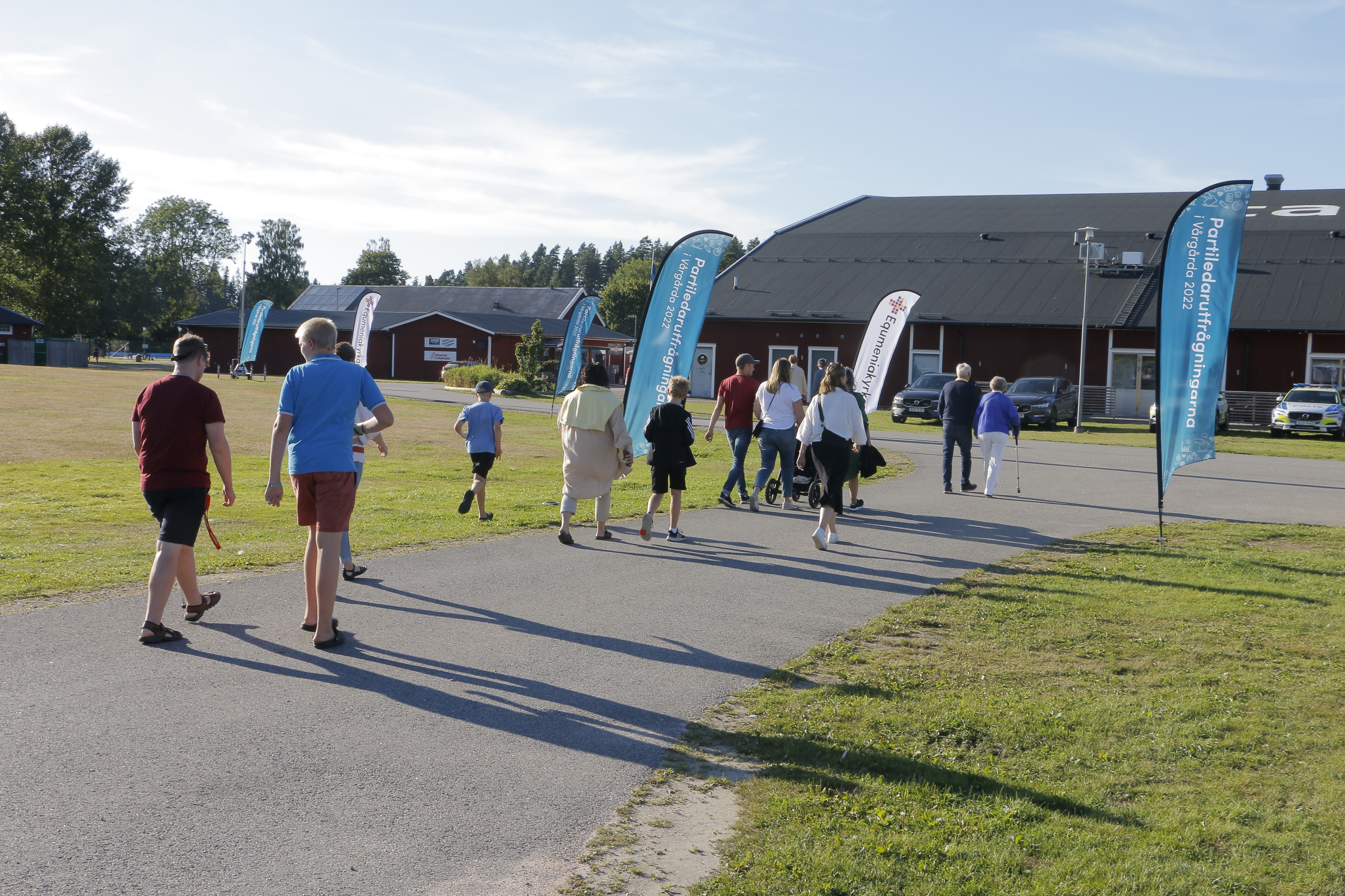 Publiken strömmar in till Vårgårda möte