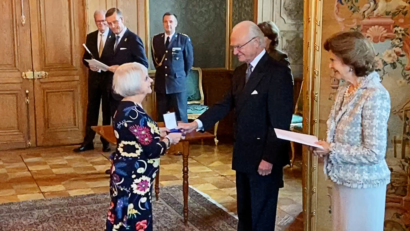 Volontären och föreläsaren Elise Lindqvist får medalj i 5:e storleken av kung Carl Gustaf tillsammans med drottning Silvia vid en medaljutdelning i Lovisa Ulrikas matsal på Stockholms slott.