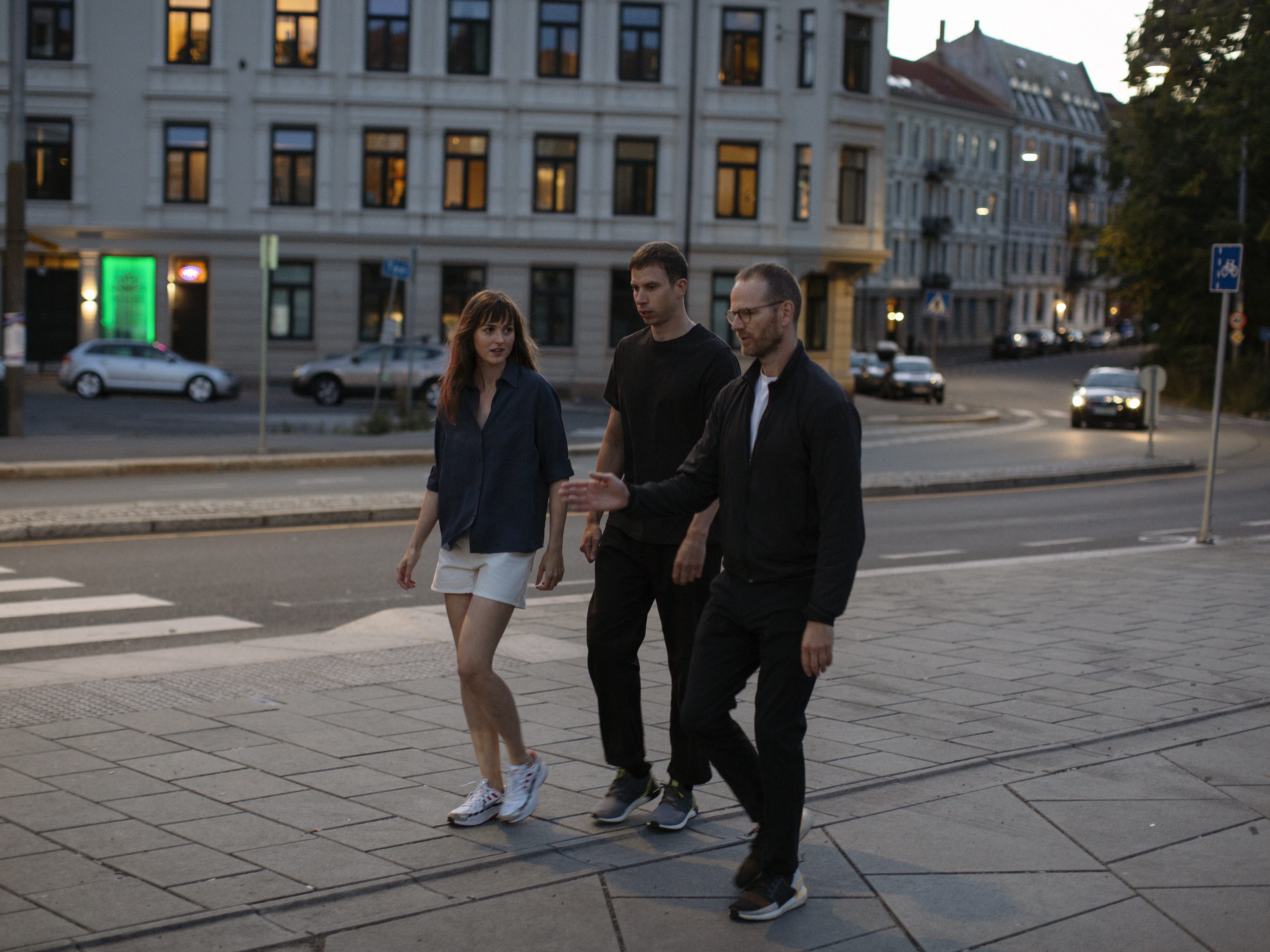 Innspilling av «Verdens verste menneske» på St. Hanshaugen i Oslo. Regissør Joachim Trier med skuespillerne Renate Reinsve og Herbert Nordrum. Nå bærer det av gårde til Cannes. Foto: Christian Belgaux