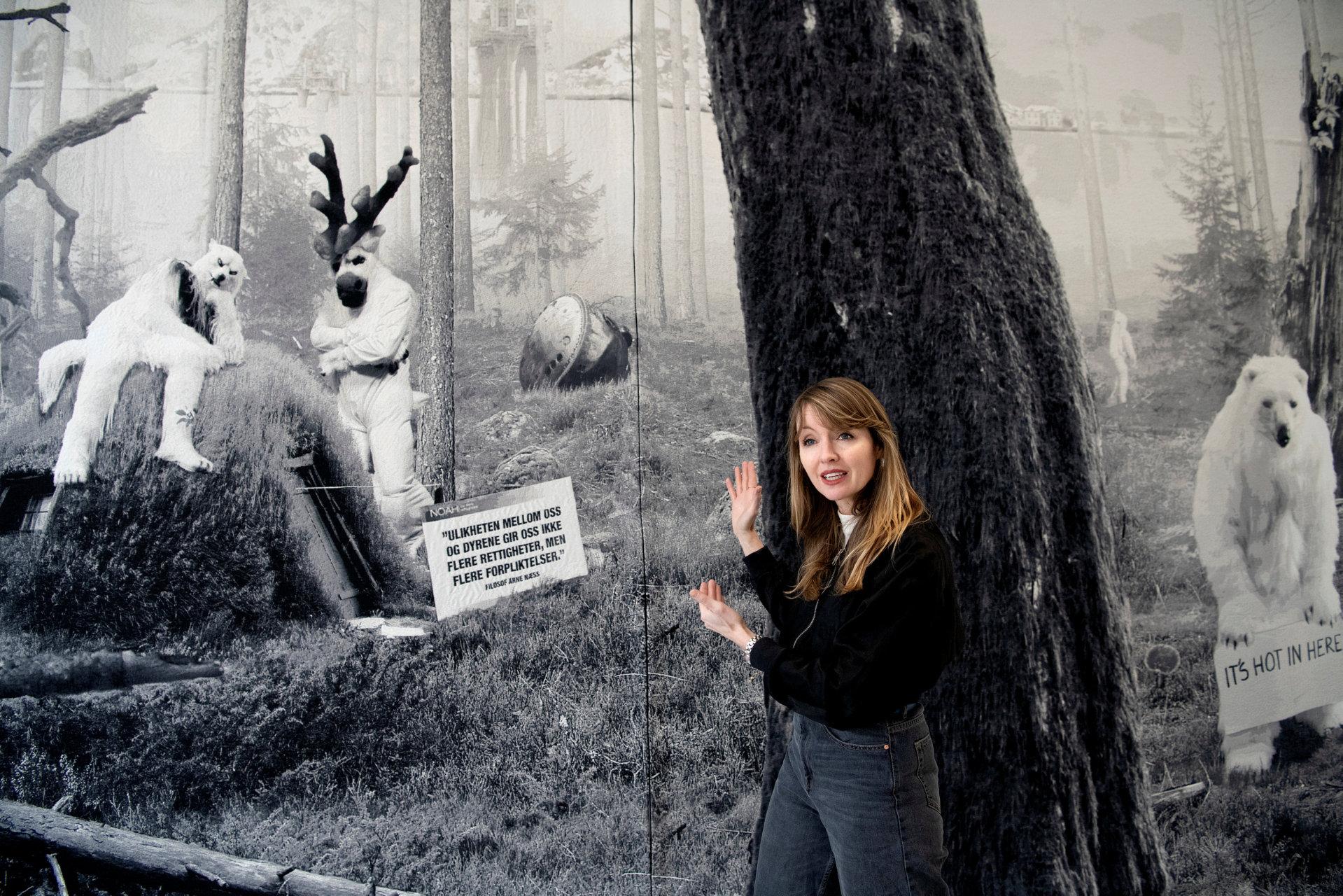 Polske Goshka Macugas bestillingsverk «The Fable of the Wolf, the Polar Bear, the Reindeer and the Cosmonaut» kan også sees fra gata utenfor Stortingets avdeling i Prinsens gate i Oslo. Bildeveven stiller spørsmål om bærekraft, dyrevern og klima.