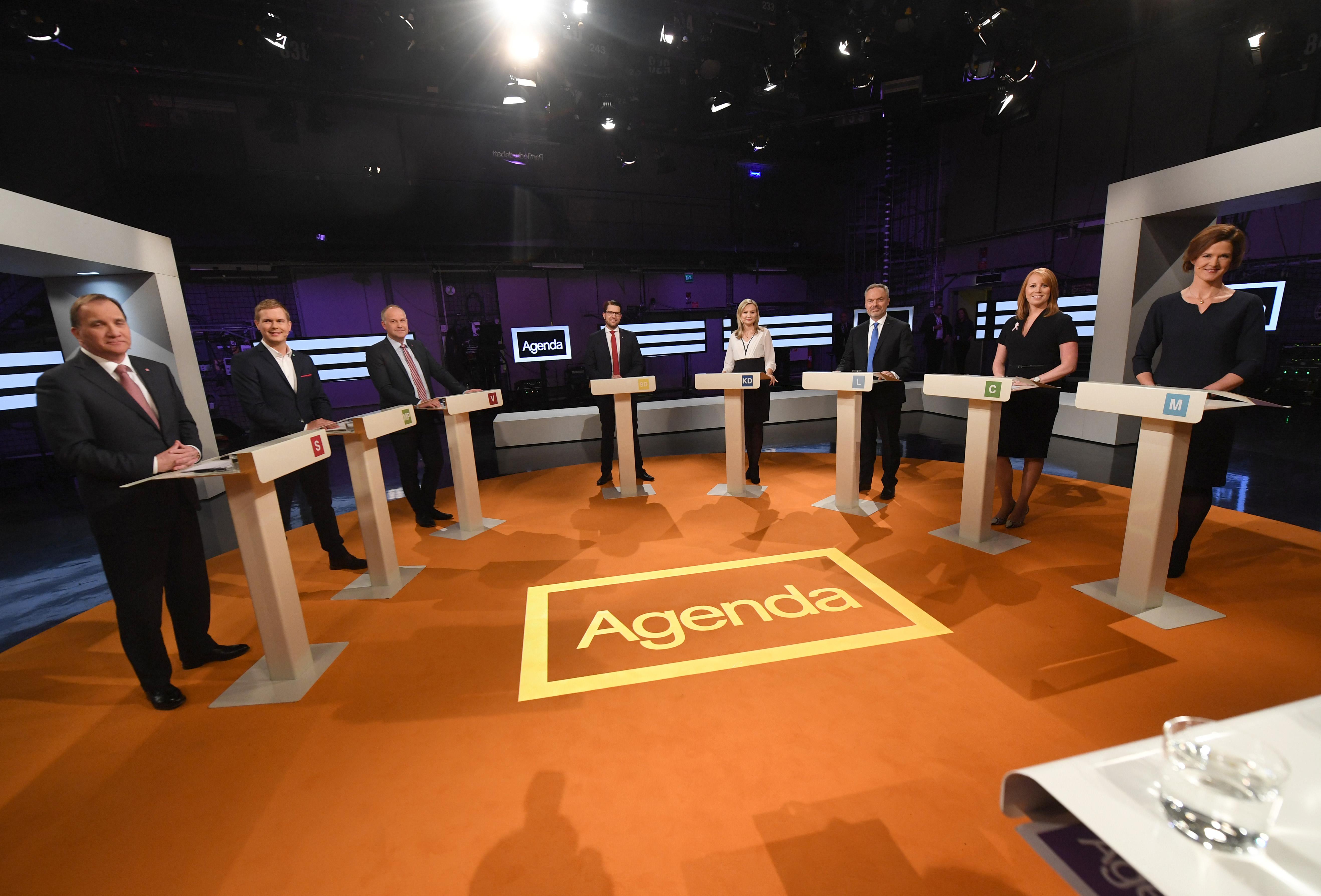 Stockholm, SVERIGE 20161009.
Partiledarna från vänster Stefan Löfven (S),  Gustav Fridolin (MP), Jonas Sjöstedt (V), Jimmie Åkesson (SD), Ebba Busch Thor (KD), Jan Björklund (L),  Annie Lööf (C) och Anna Kinberg Batra (M) innan partiledardebatten i SVT:s Agenda på söndagskvällen.
Foto: Fredrik Sandberg/TT / NTB scanpix