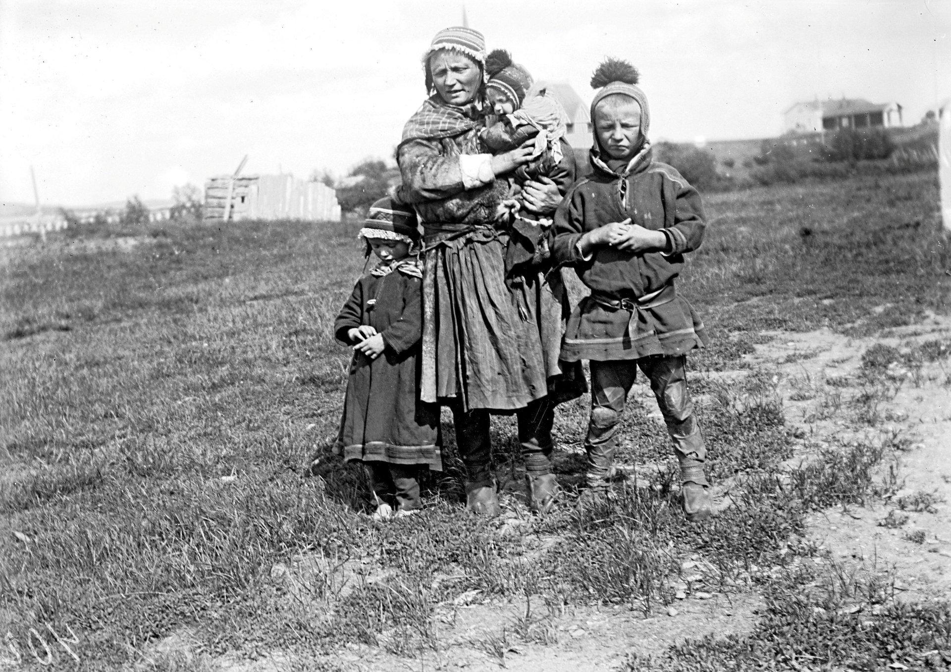 Elin Anne Labbas oldemor, med sine tre barn, etter tvangsflyttingen til nord-Sverige. Labbas farfar til høyre