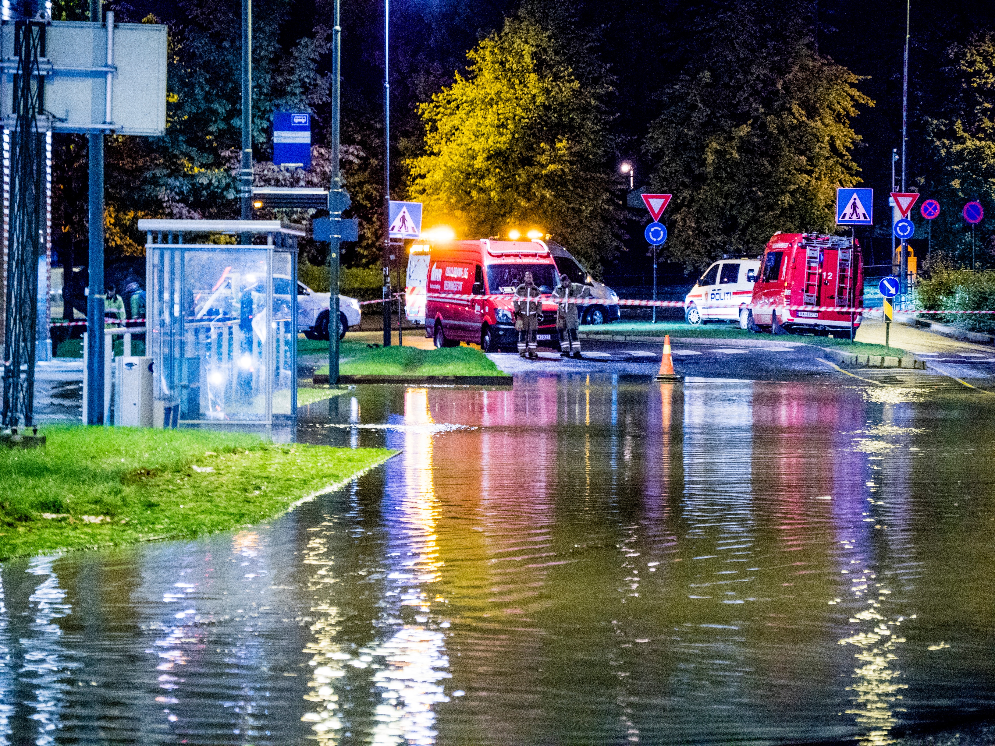 Munkedamsveien og flere andre gater i Vika i Oslo er sperret som følge av en større vann- og kloakklekkasje onsdag morgen. 