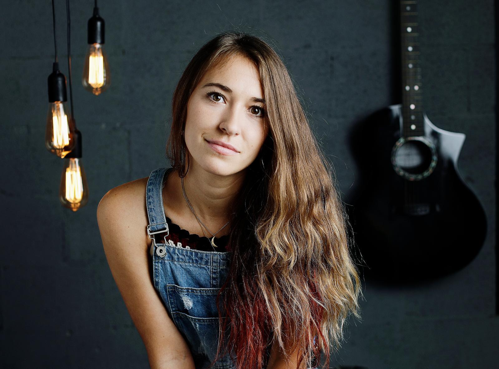 Älskar Jesus. Lauren Daigles senaste album "Look up child" sålde 113 000 exemplar första veckan. Många av sångerna på skivan, inklusive superhiten "You say", har hon skrivit tillsammans med Jason Ingram och Paul Mabury.