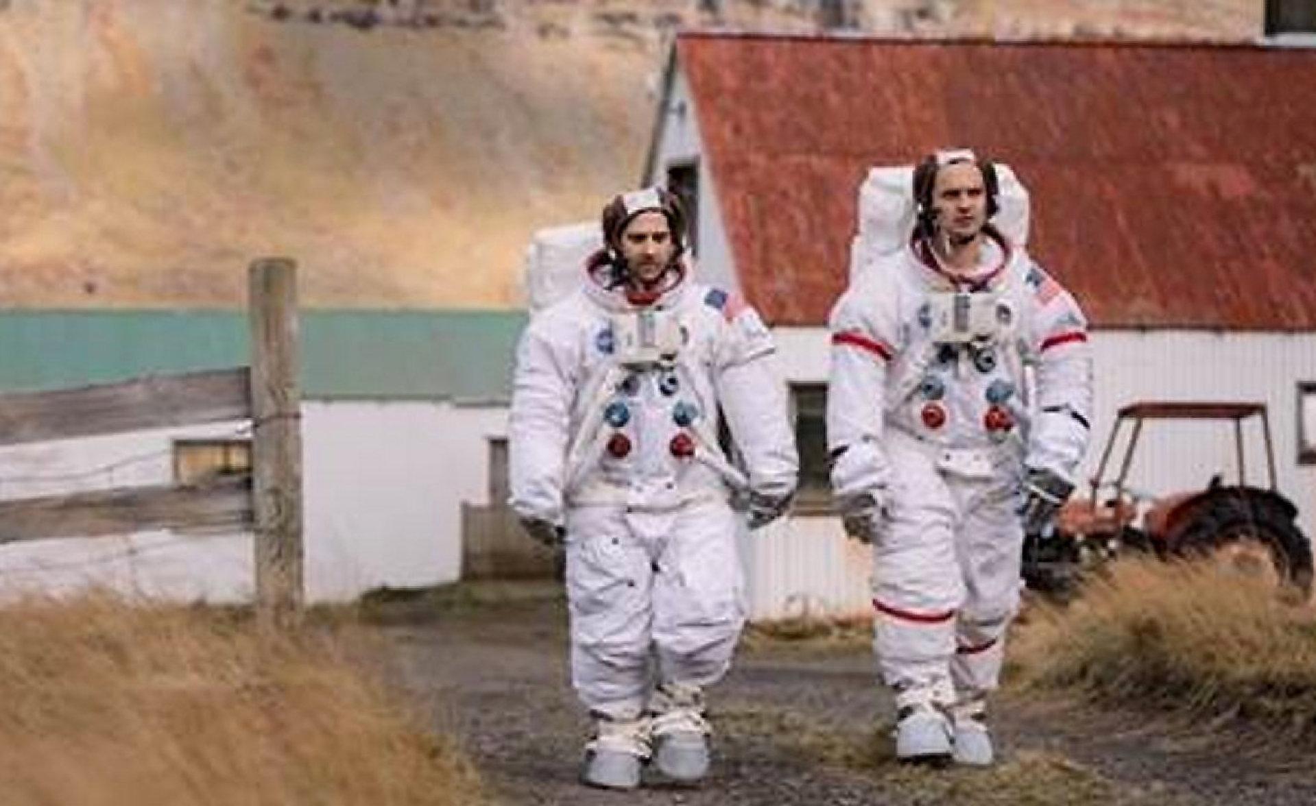 Jason Schwartzman og Jake Johnson spiller hovedrollene i Bobbie Peers nye kortfilm, «To Plant a Flag». FOTO: FRA FILMEN