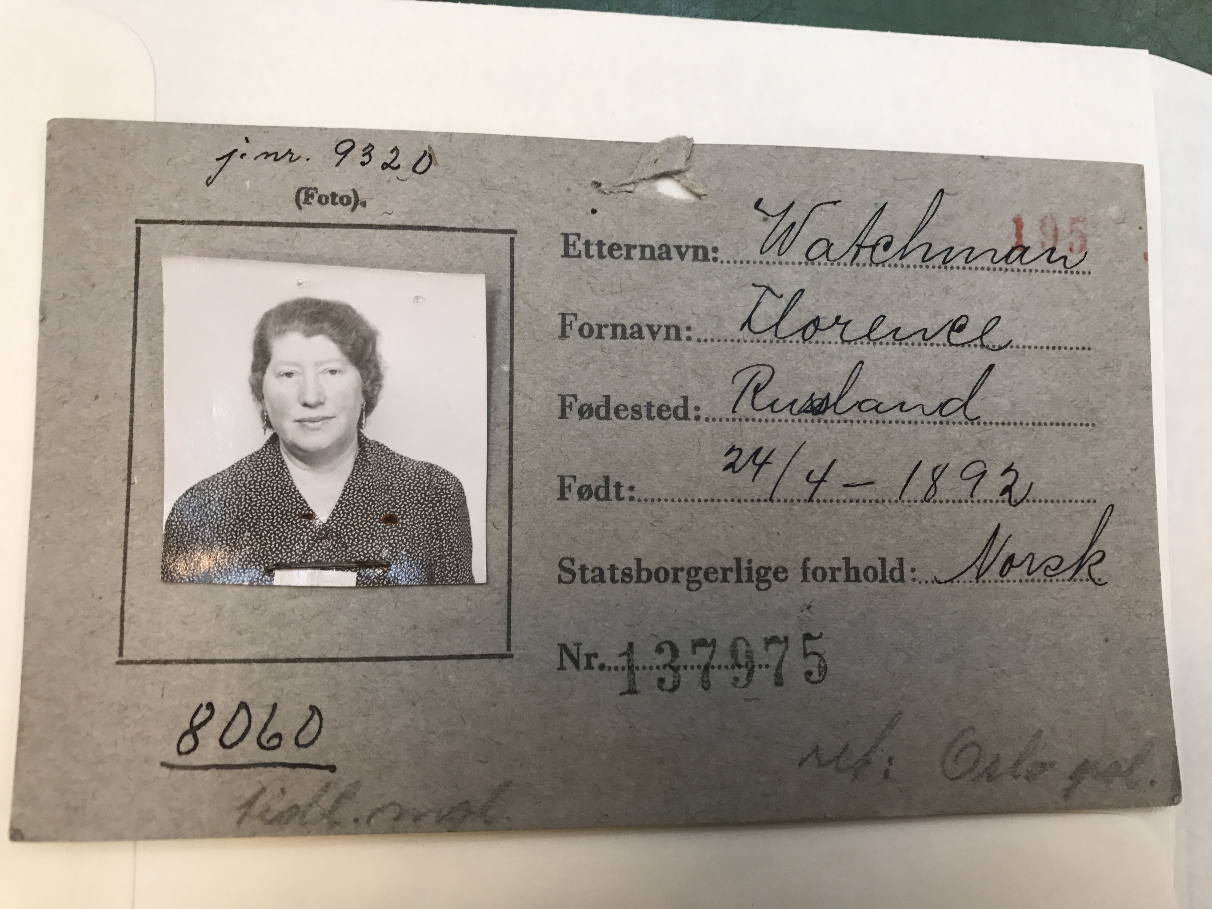 J FOR JØDE: Arthur, Florence og Philip fikk en 2 cm høy J stemplet på identifikasjonskortene sine. Dette er de eneste bildene som finnes av familien.