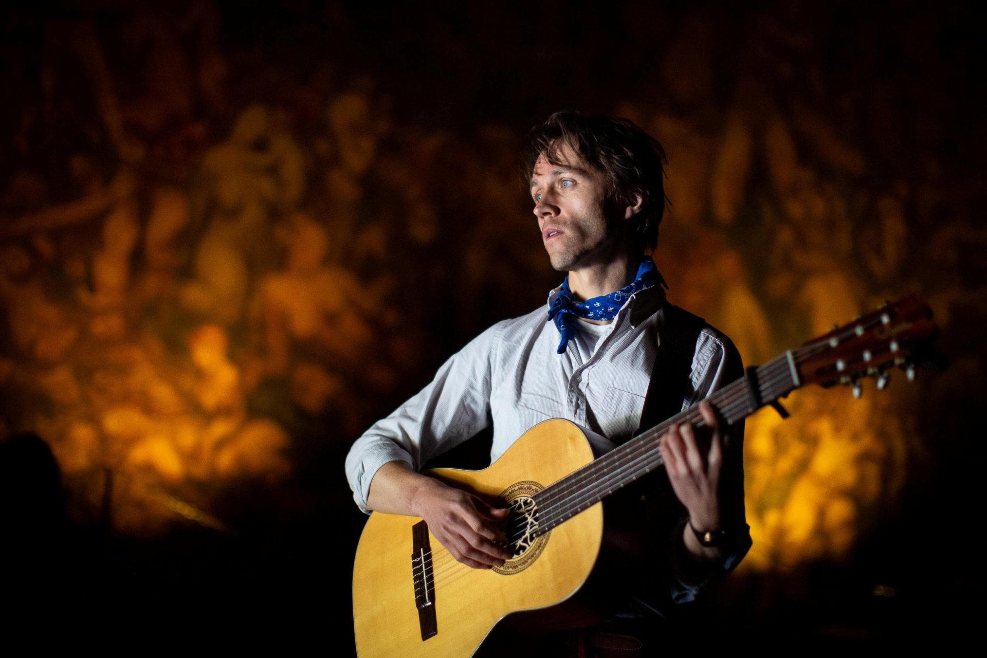 Sondre Lerche i Emanuel Vigelands mausoleum.