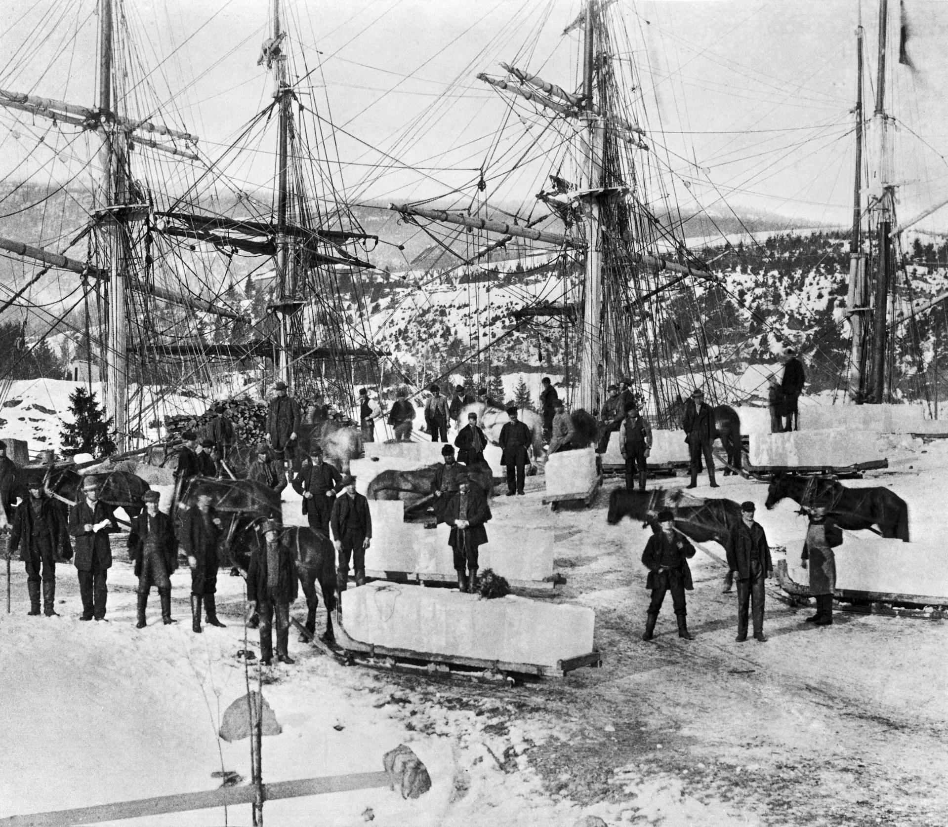 Isskjæring av blokker på over hundre kilo fraktes om bord i seilskip i Oslofjorden ca. 1900.
Foto: Oslo Museum