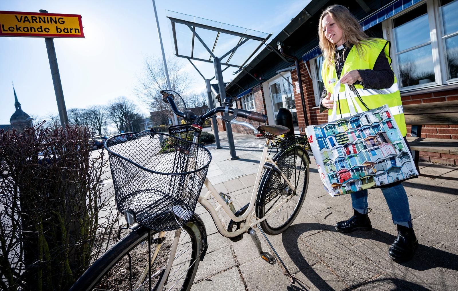 Victoria Björk Karlsson, präst i Höllvikens församling i Vellinge kommun, är redo att ge sig ut och hjälpa till på cykel.