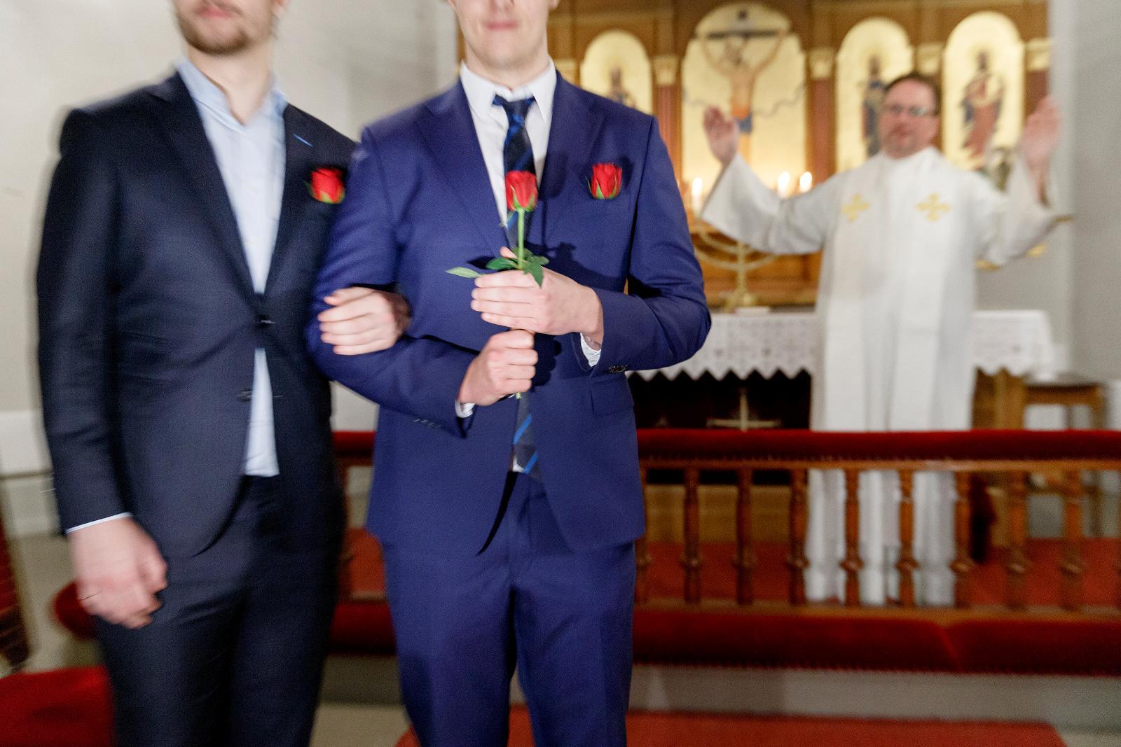 Jämställdhetsminister Åsa Lindhagen vill med ett nytt förslag göra det svårare för vigselförrättare att neka samkönade par att vigas till äktenskap.