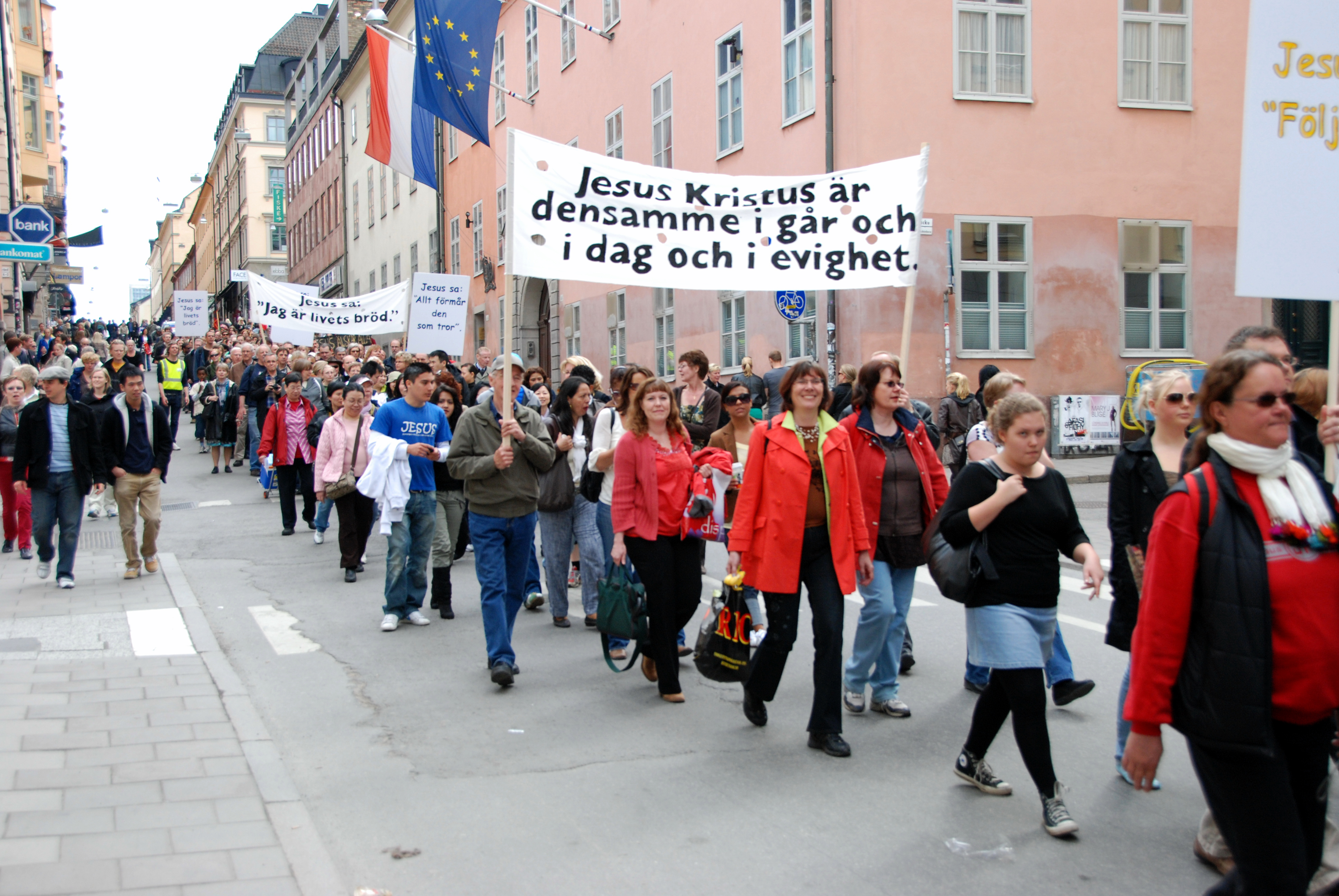 Jesusmanifestationen i Stockholm den 3 maj 2008. Gemensam vandring/marsch med musik, dans, plakat, skyltar och banderoller från Medborgarplatsen till Kungsträdgården.