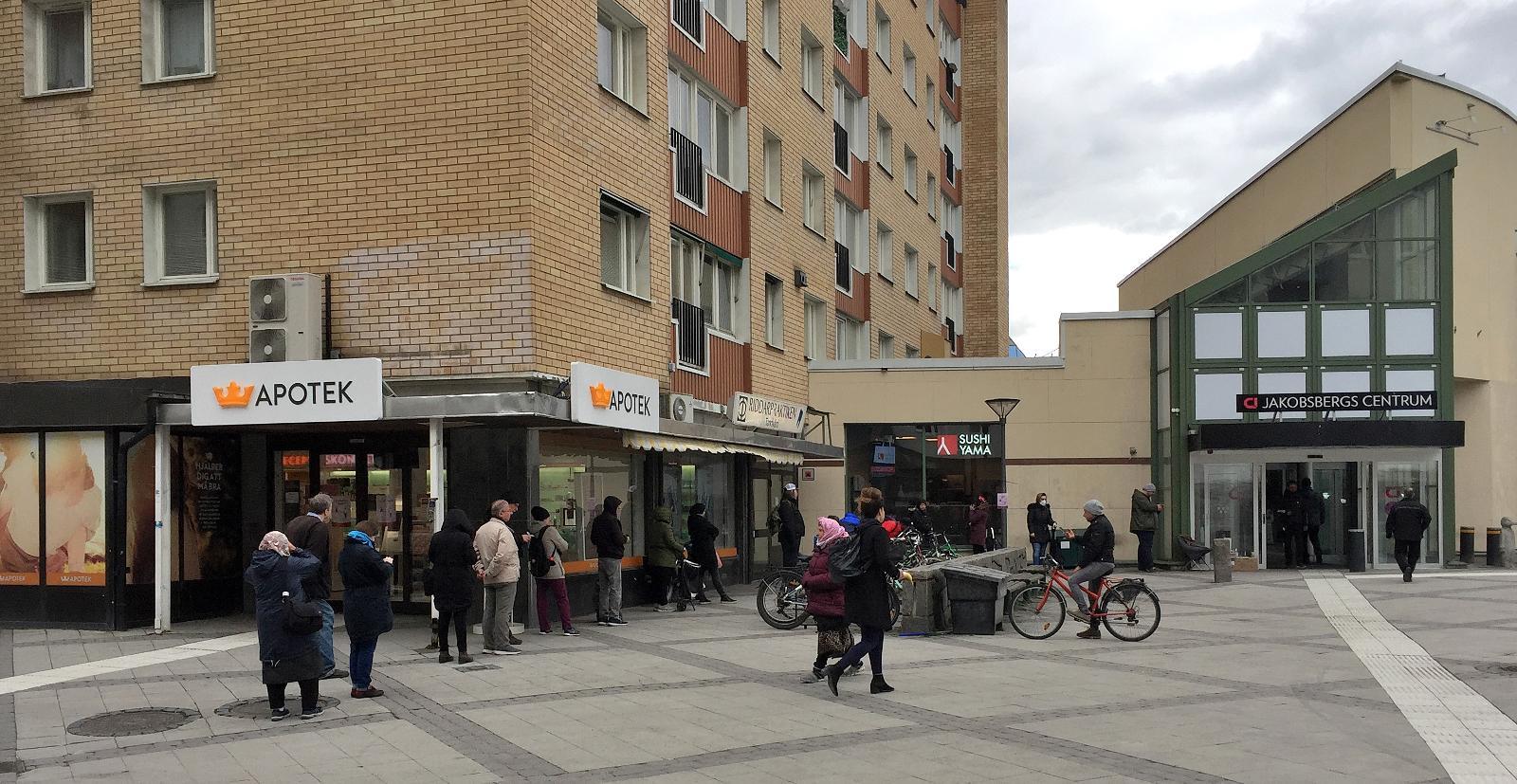 Lång kö till matutdelning i Jakobsbergs centrum